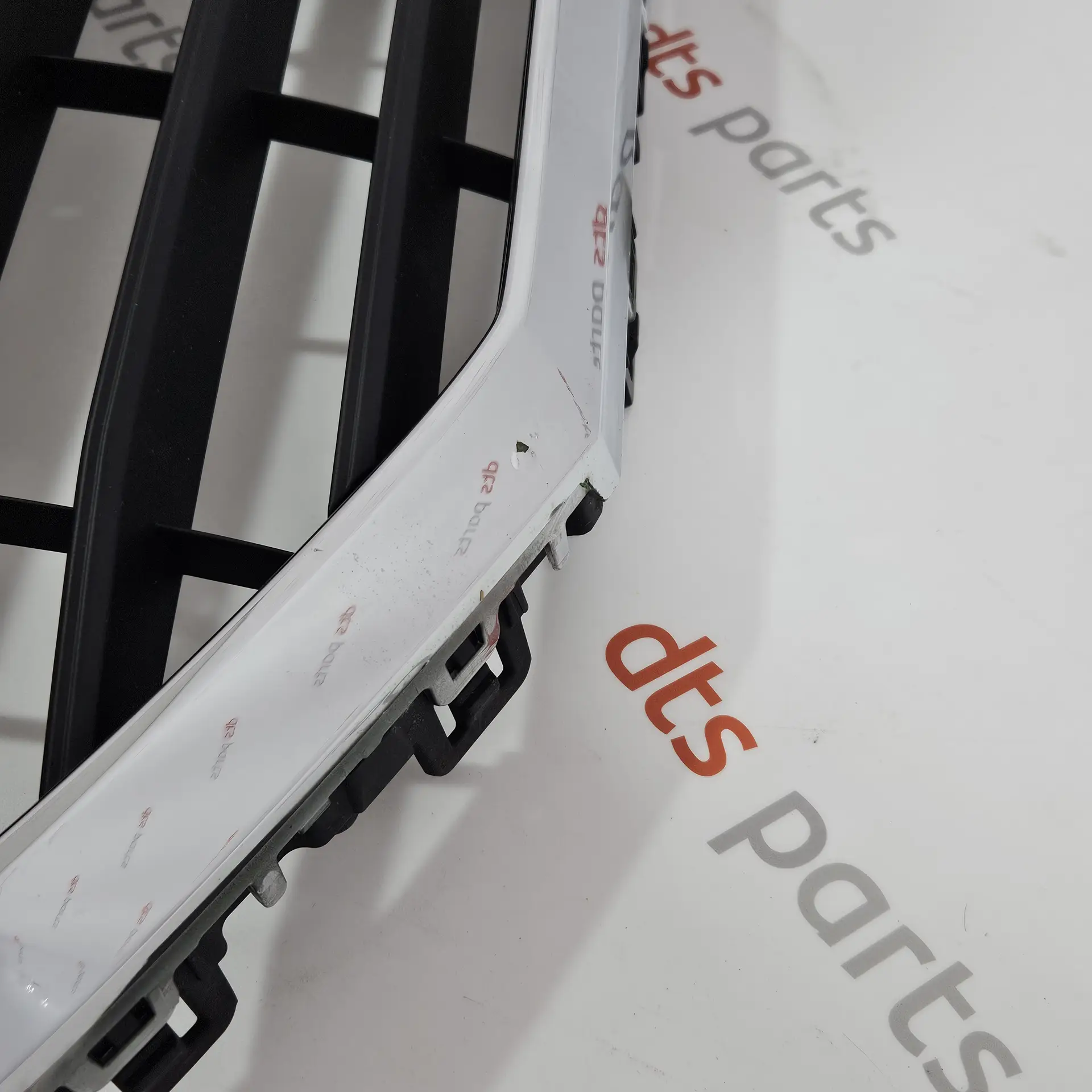 OEM VAG 4K08536513FZ – Front radiator grille