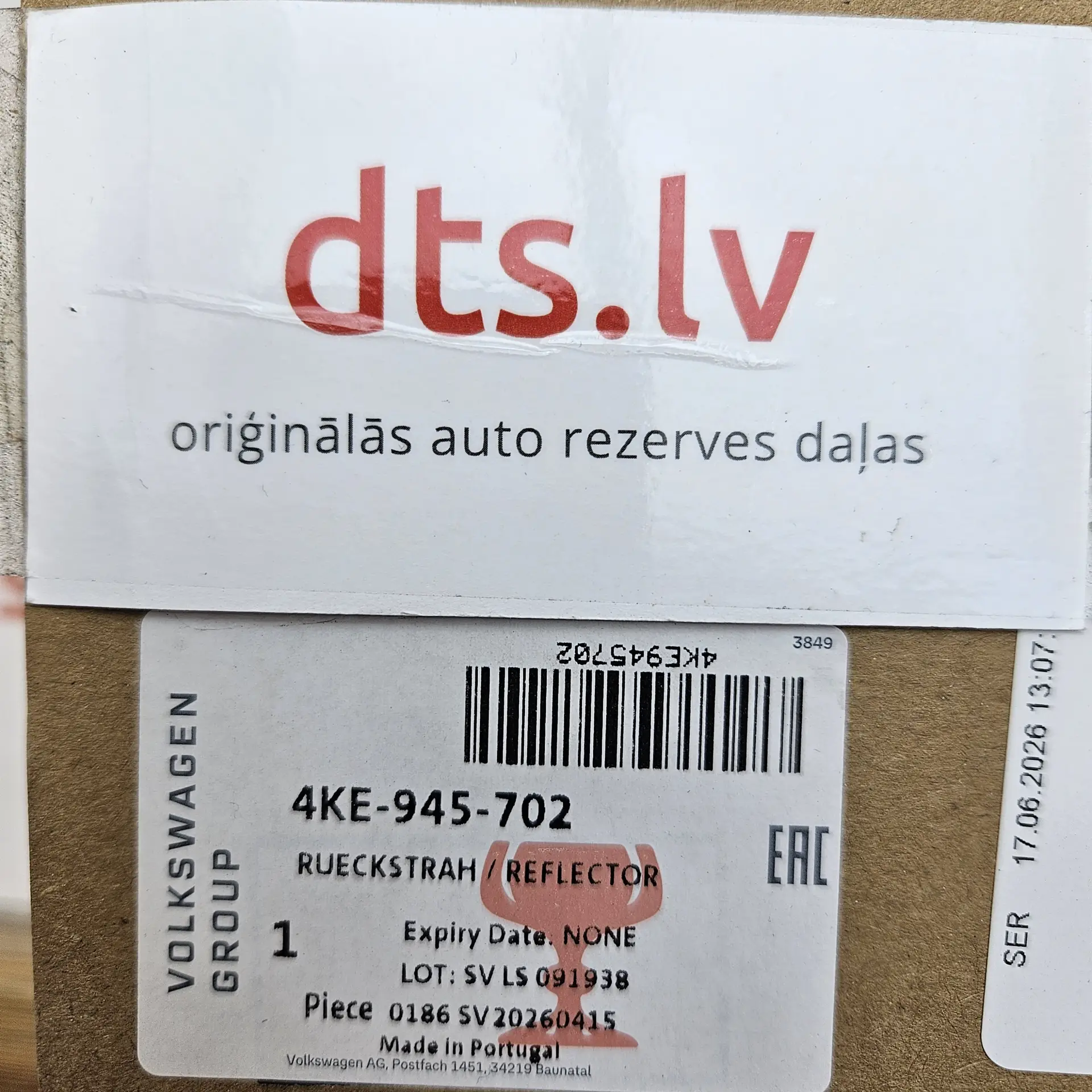 OEM Volkswagen 4KE945702 – Rear bumper lower safety light reflector panel