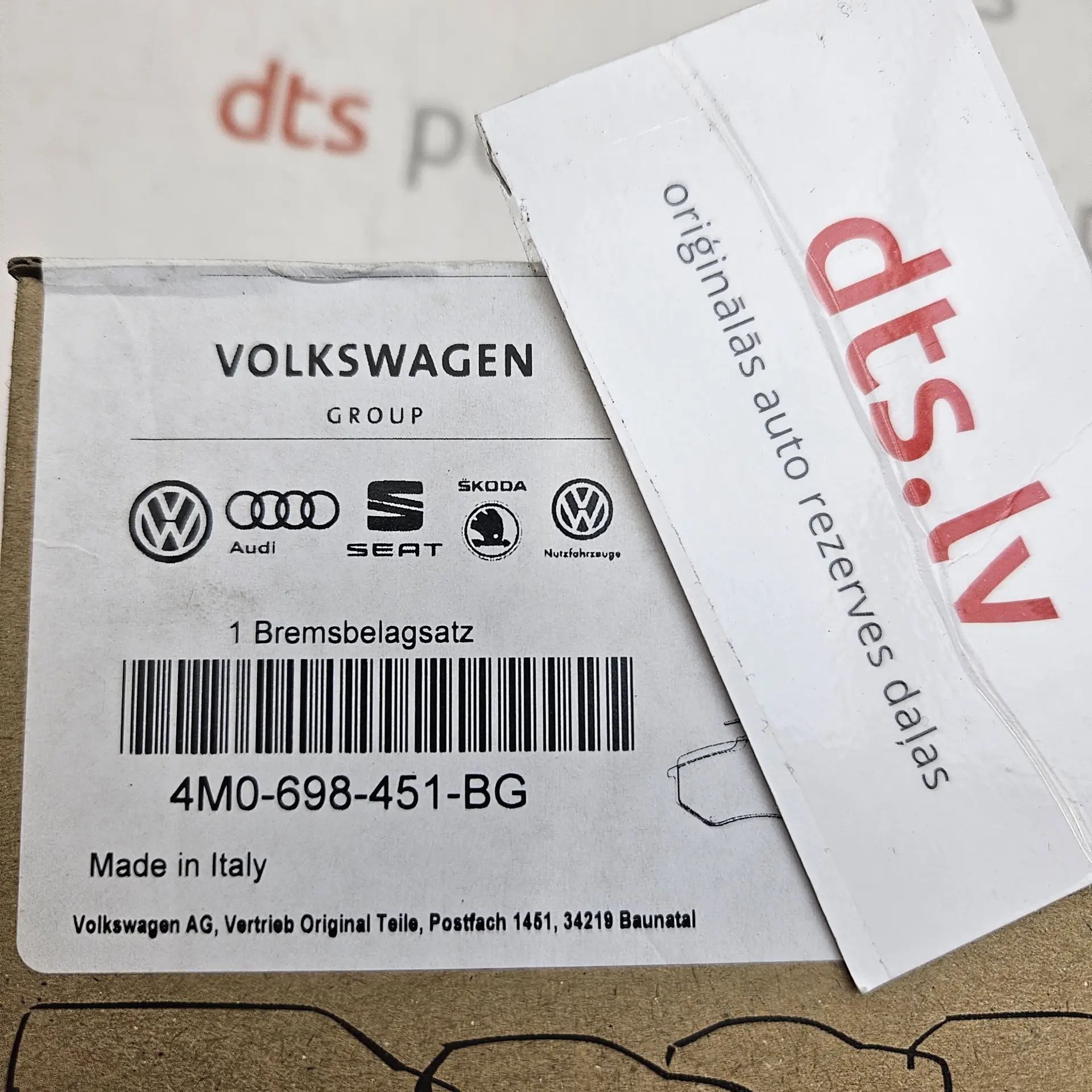 OEM VAG 4M0698451BG – Rear brake pad set with anti-rattle clips and caliper bolts