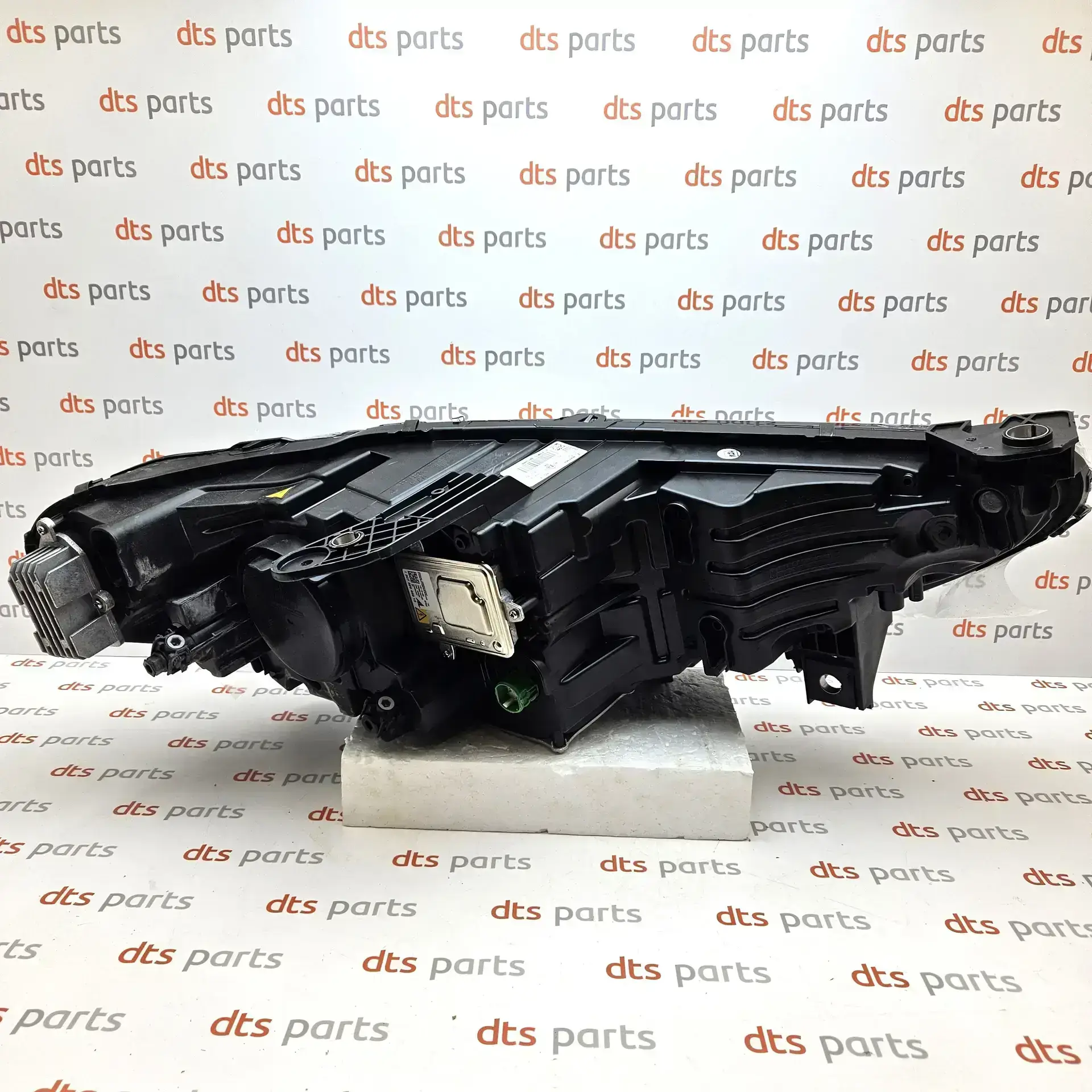 OEM FCA 50563962 – Left front headlight