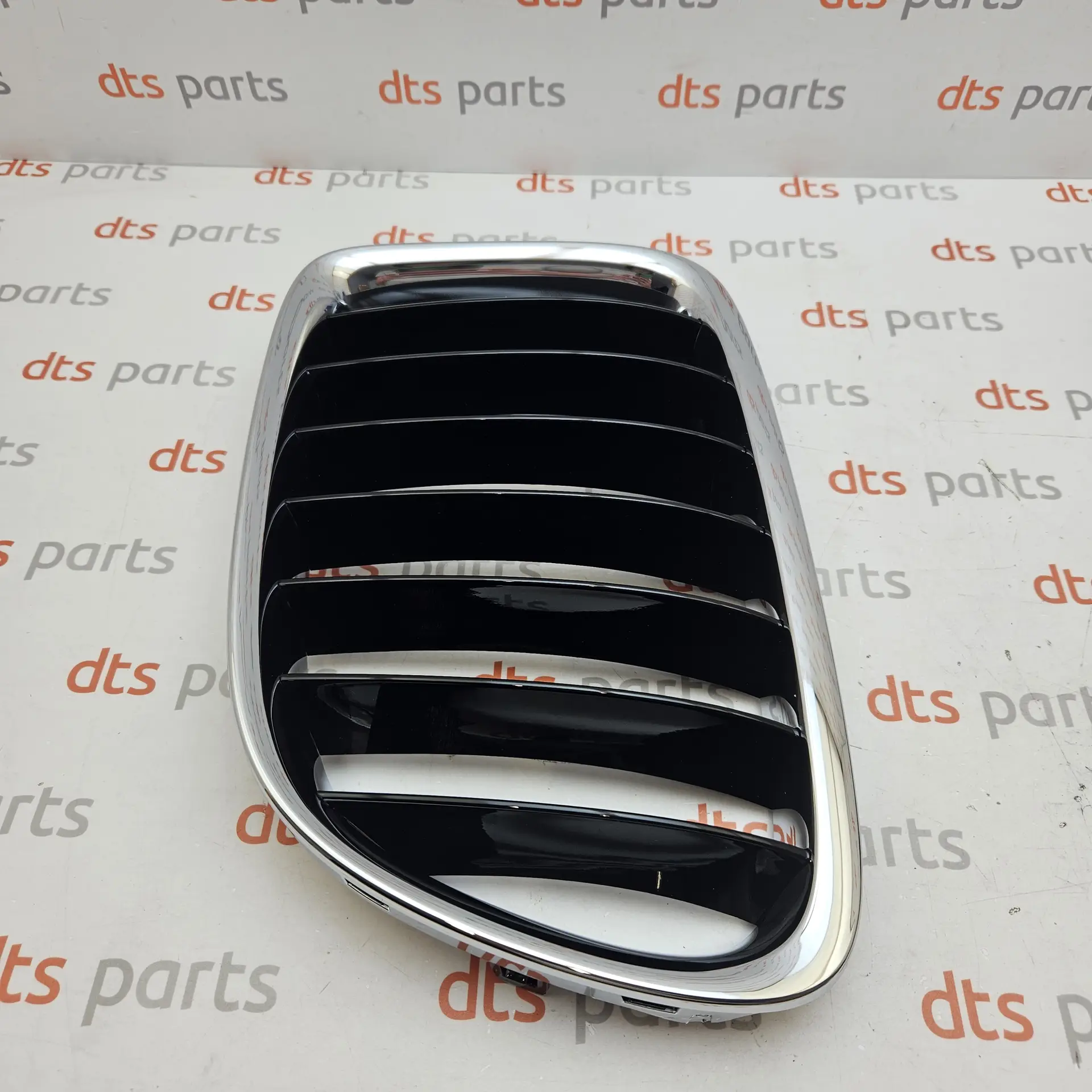 OEM BMW 51117347670 – Front bumper radiator kidney trim grille kit set