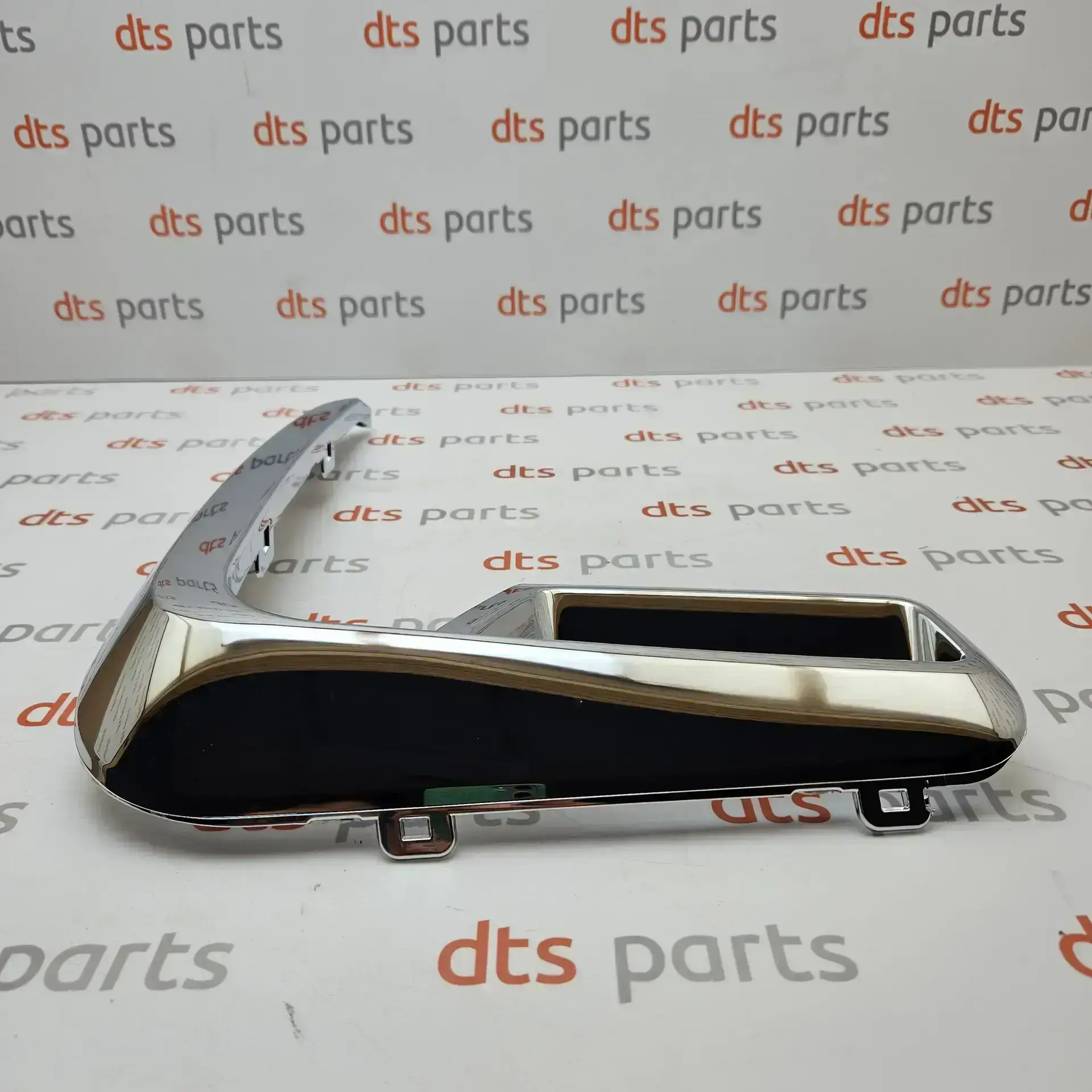 OEM BMW 51118079586 – Front right fog light trim (Chrome)