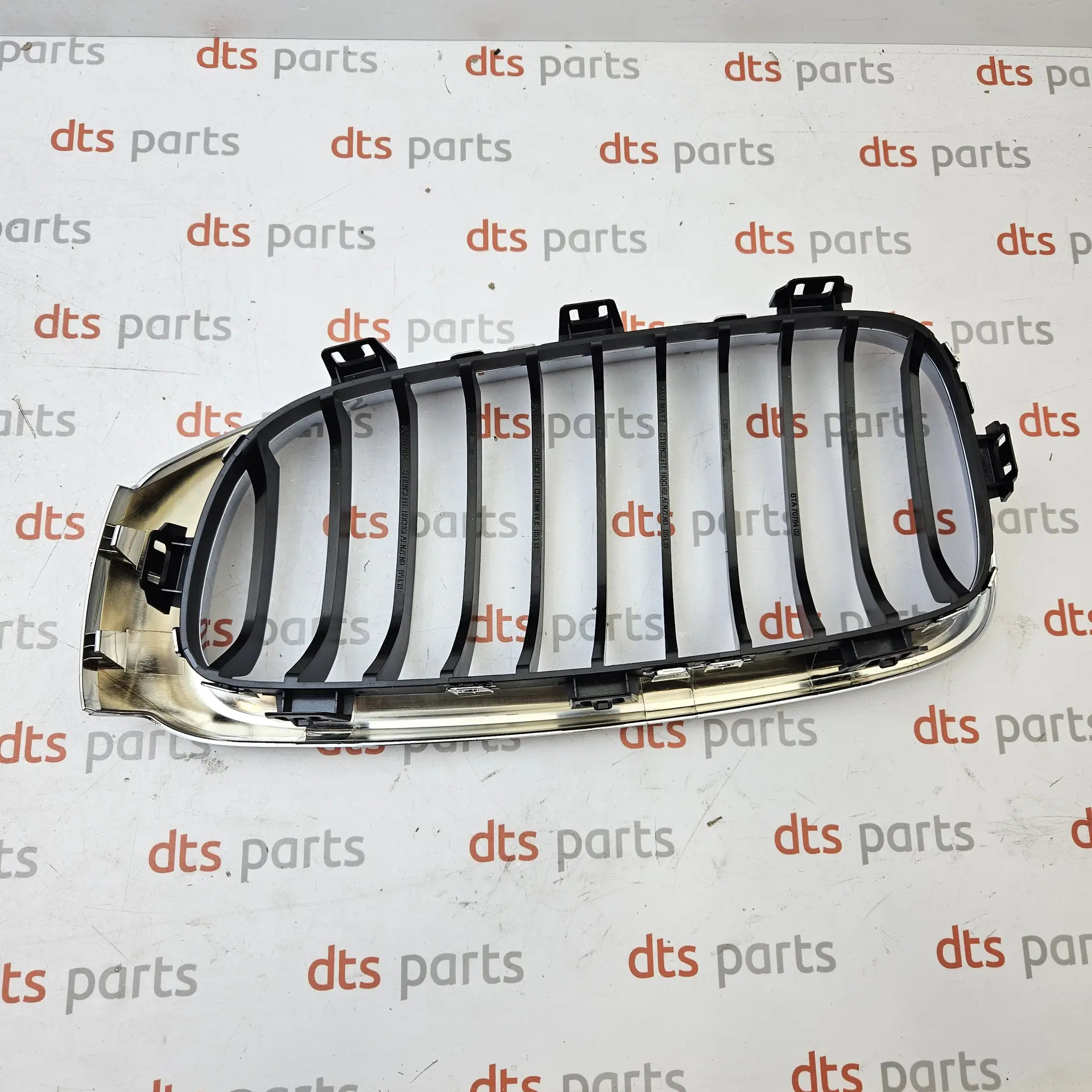 OEM BMW 51135A3D034 – Front kidney radiator grille