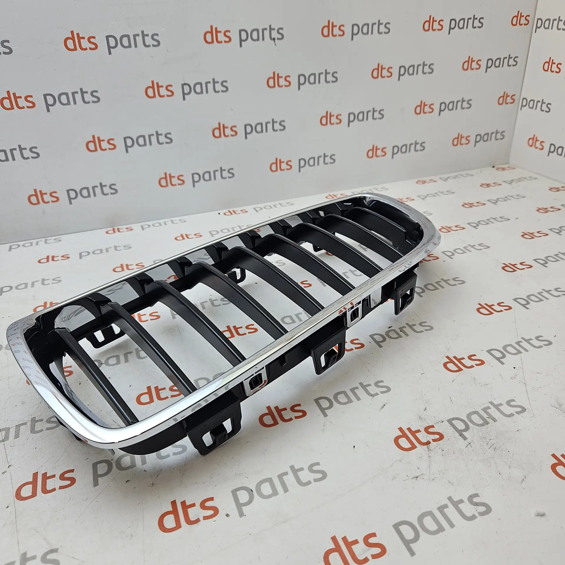 OEM BMW 51135A5D025 – Sport front kidney grille