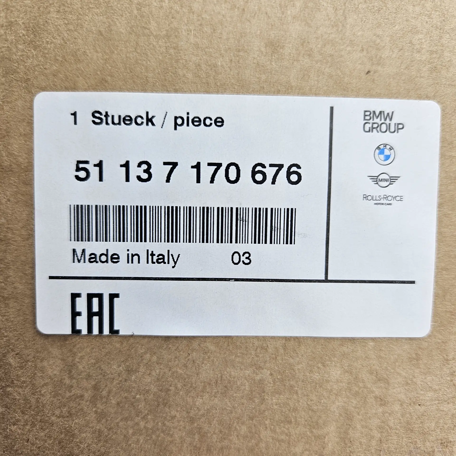 OEM BMW 51137170676 – Rear tailgate license plate light grip strip handle with release button