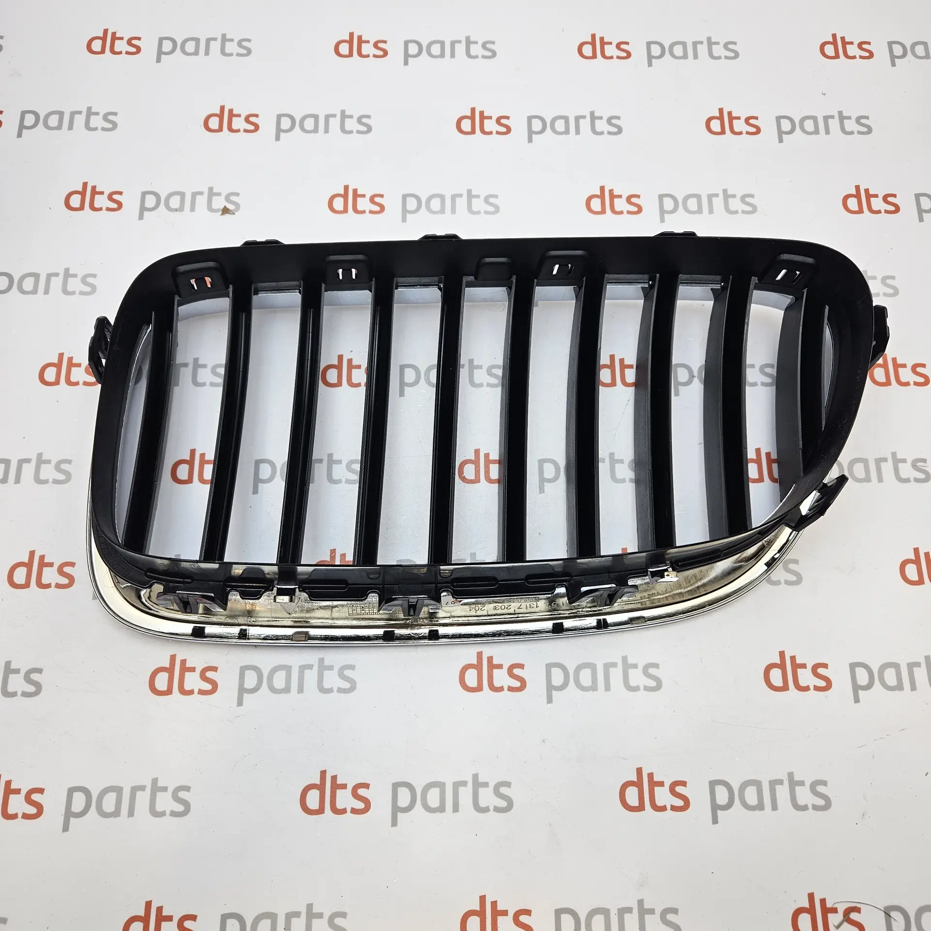OEM BMW 51137203204 – Front right grille