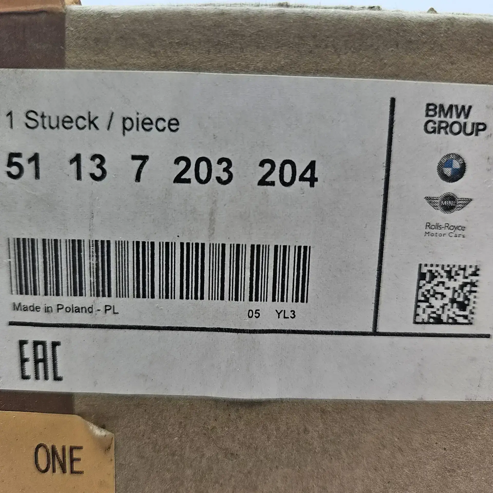 OEM BMW 51137203204 – Front right grille