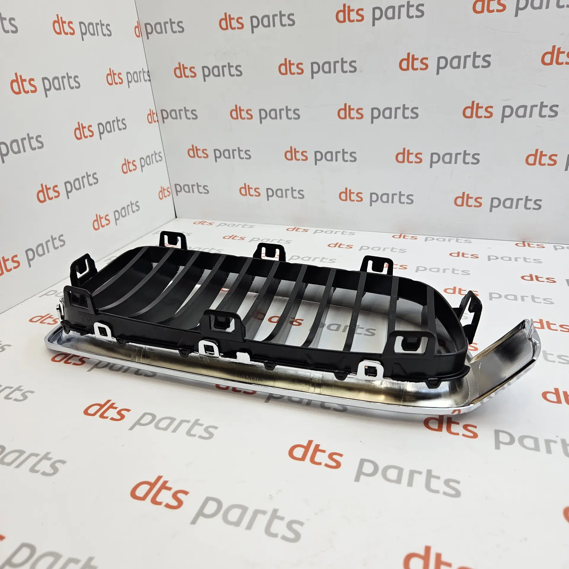 OEM BMW 51137255411 – Front left kidney grille