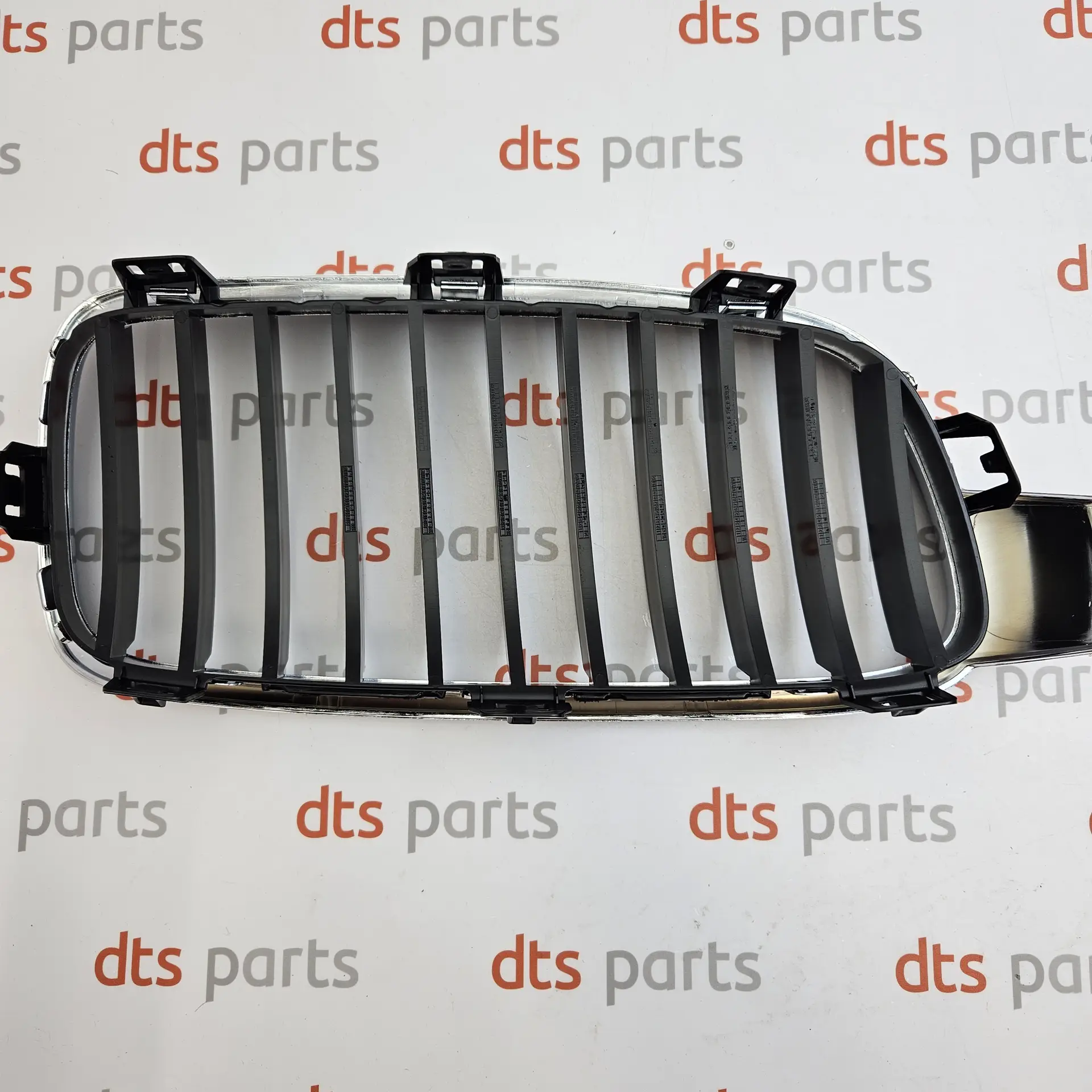 OEM BMW 51137255411 – Front left kidney grille