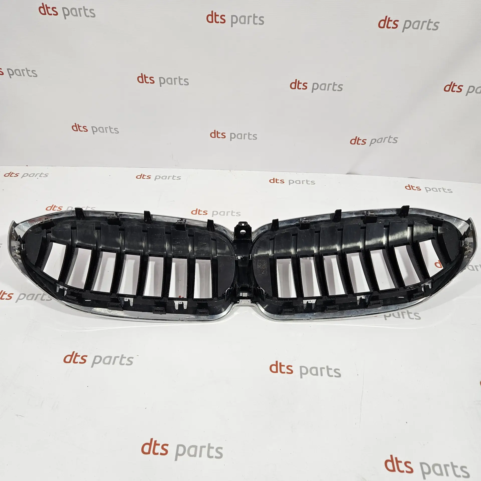 OEM BMW 51138075665 – Front bumper grille
