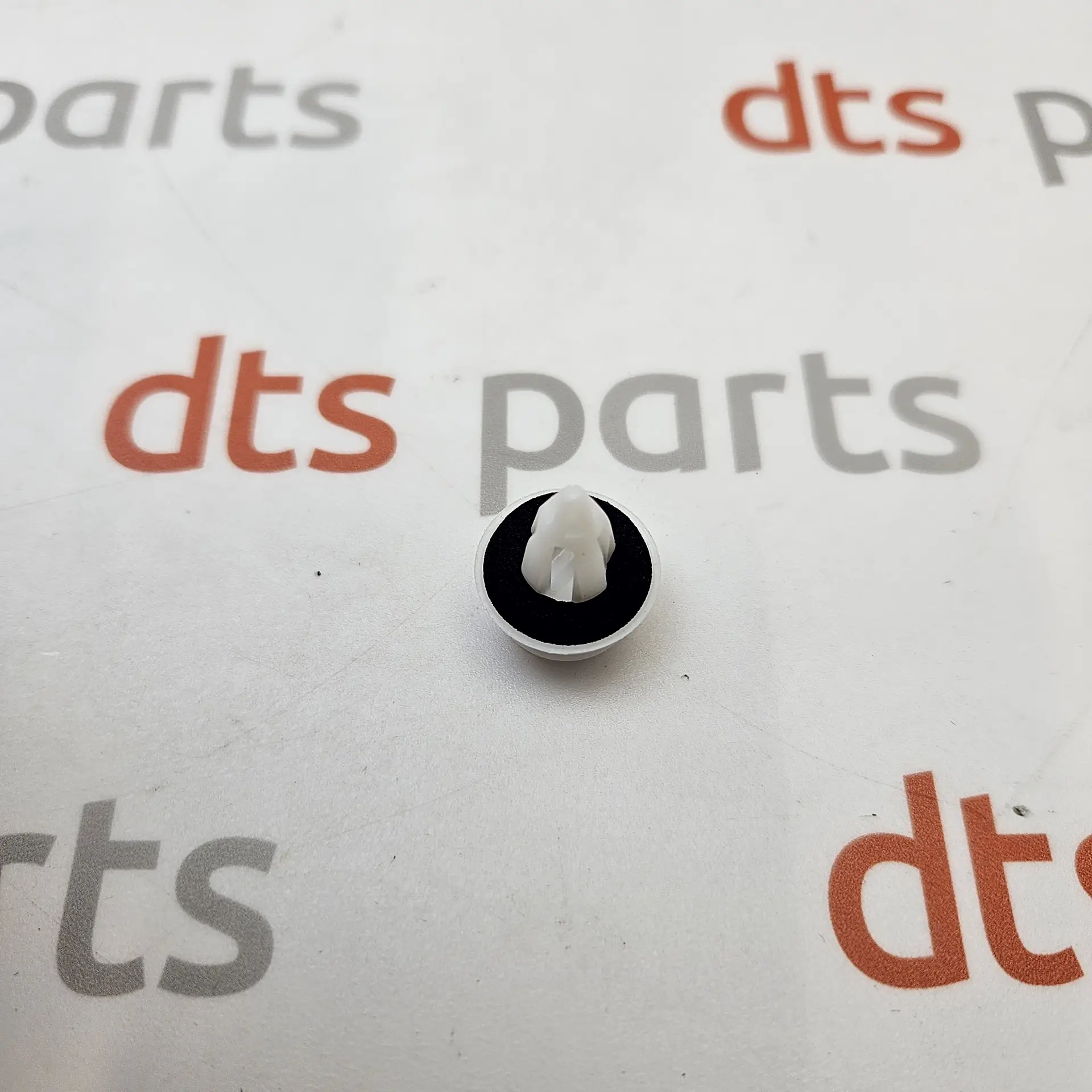 OEM BMW 51418224768 – Interior door panel clip