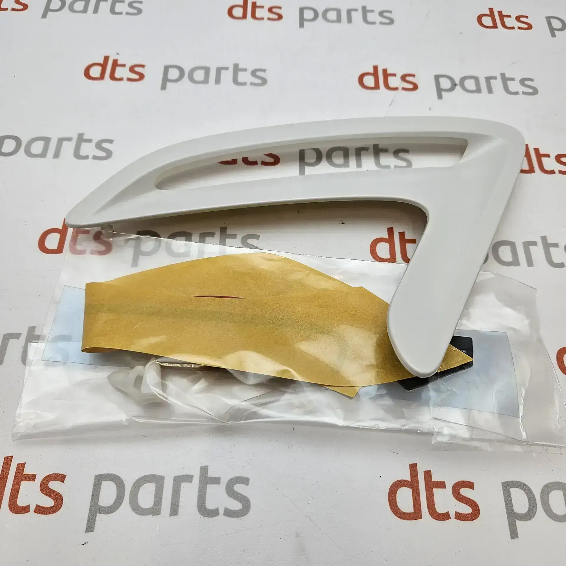 OEM BMW 51747382005 – Exterior grill front left