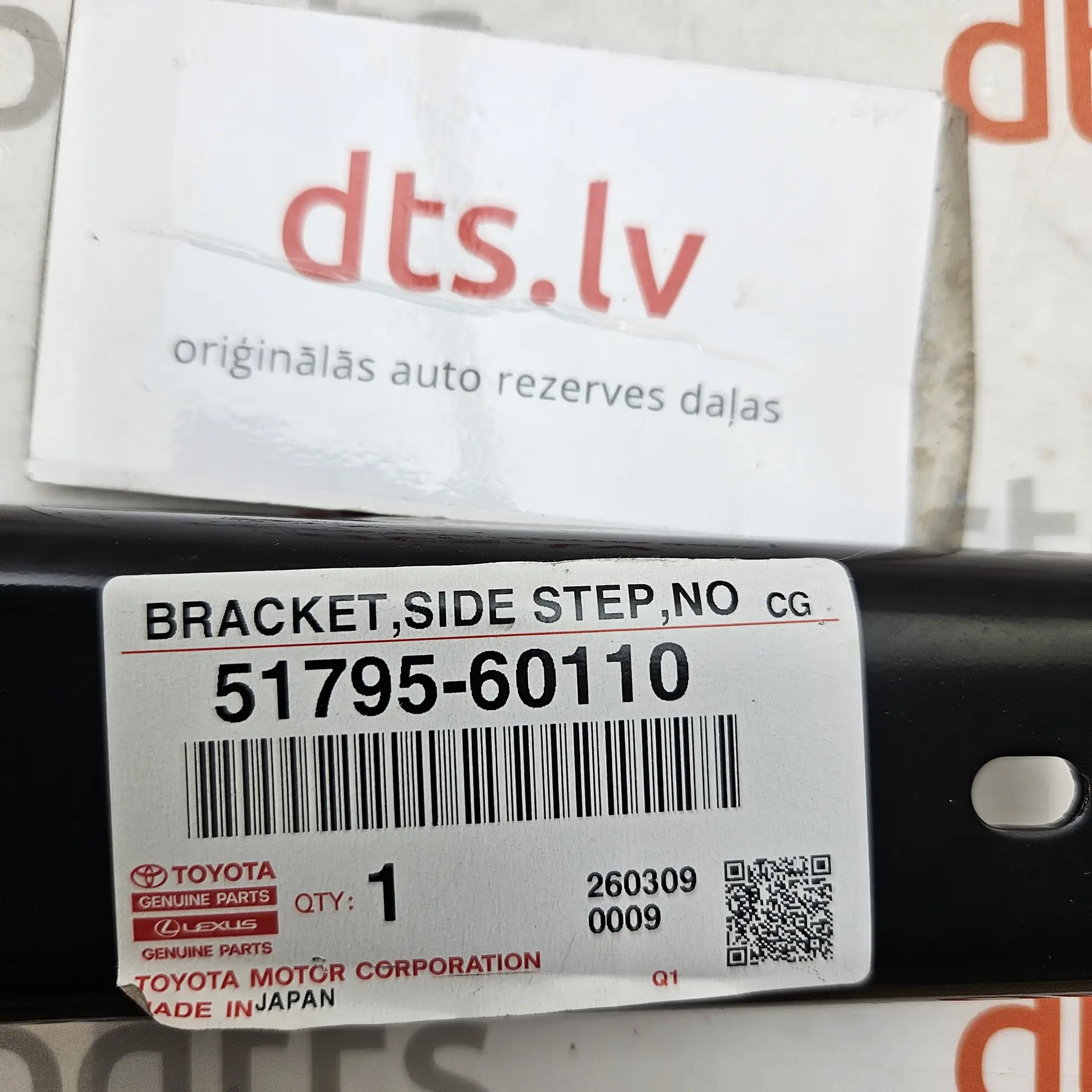 OEM Toyota/Lexus 5179560110 – Center running board mounting bracket