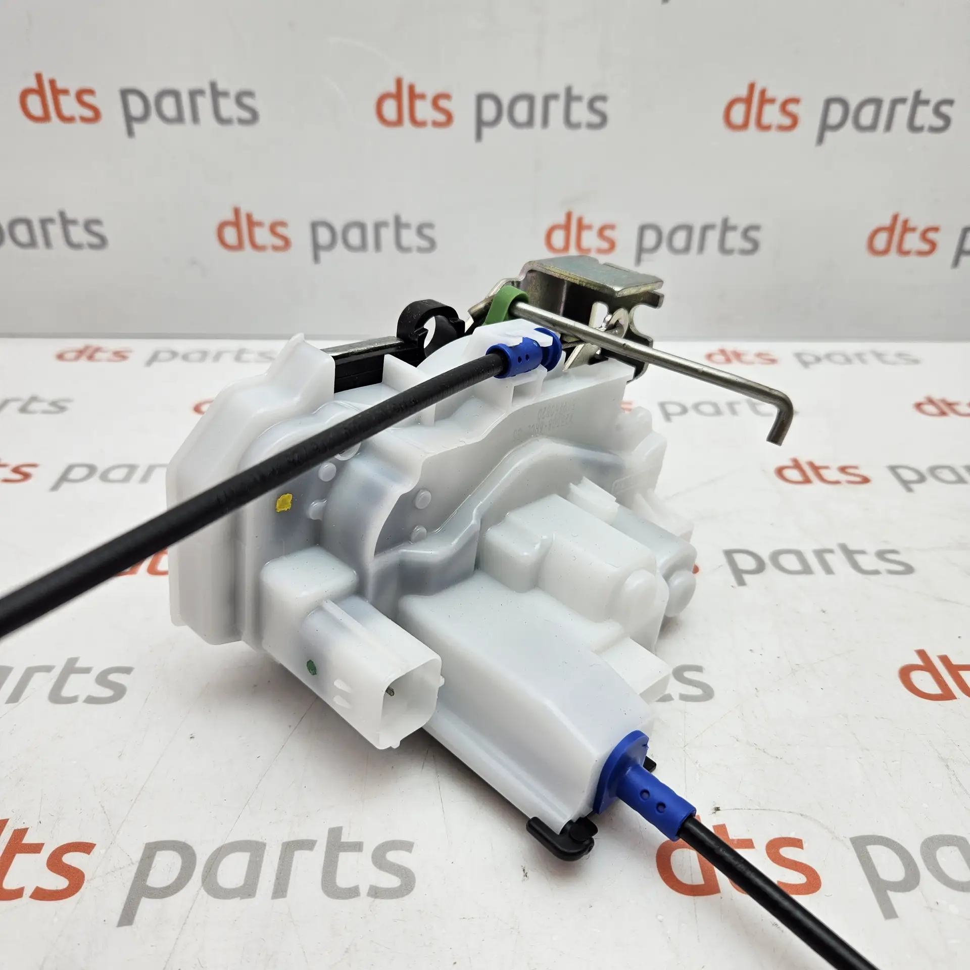 OEM FCA 51975082 – Front door lock