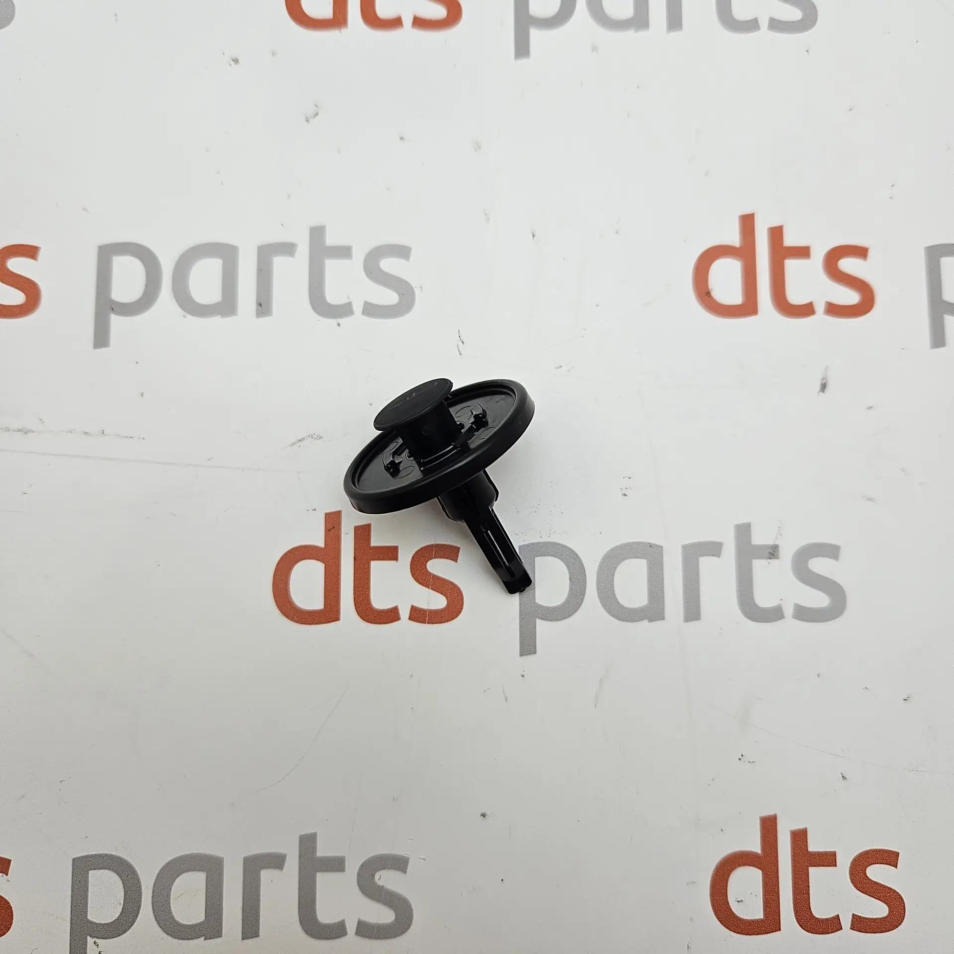OEM Toyota 521610K050 – Front bumper & engine splash shield push-type retainer clip