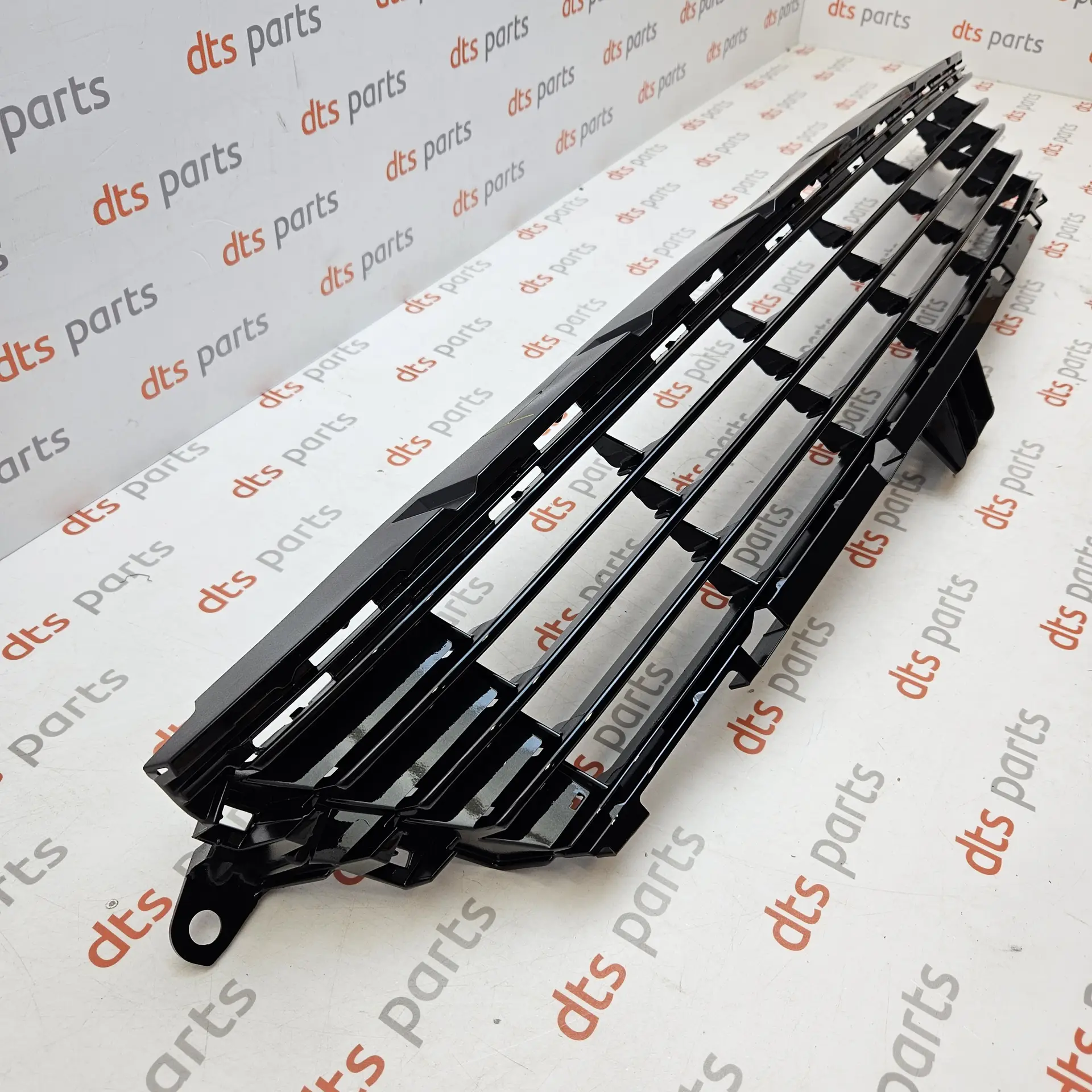 OEM Toyota 5311202680 – Front bumper lower central radiator grille