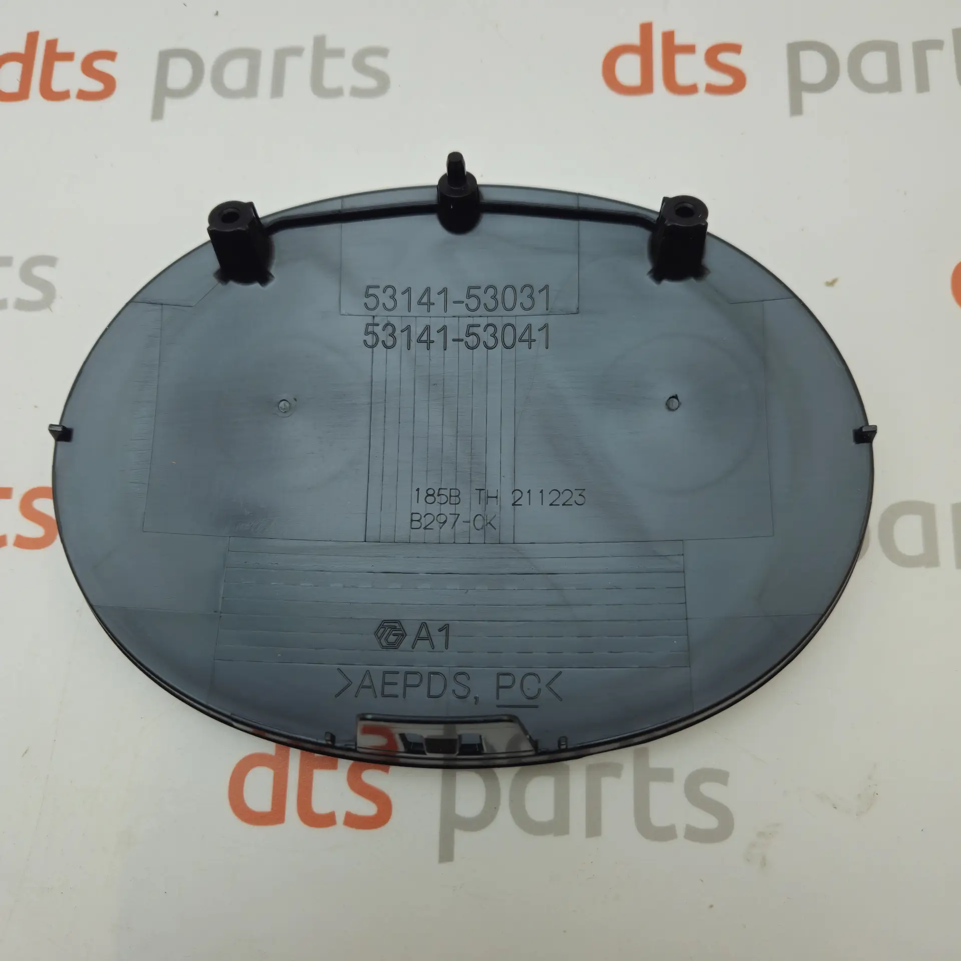 OEM Lexus 5314153041 – Front grille emblem