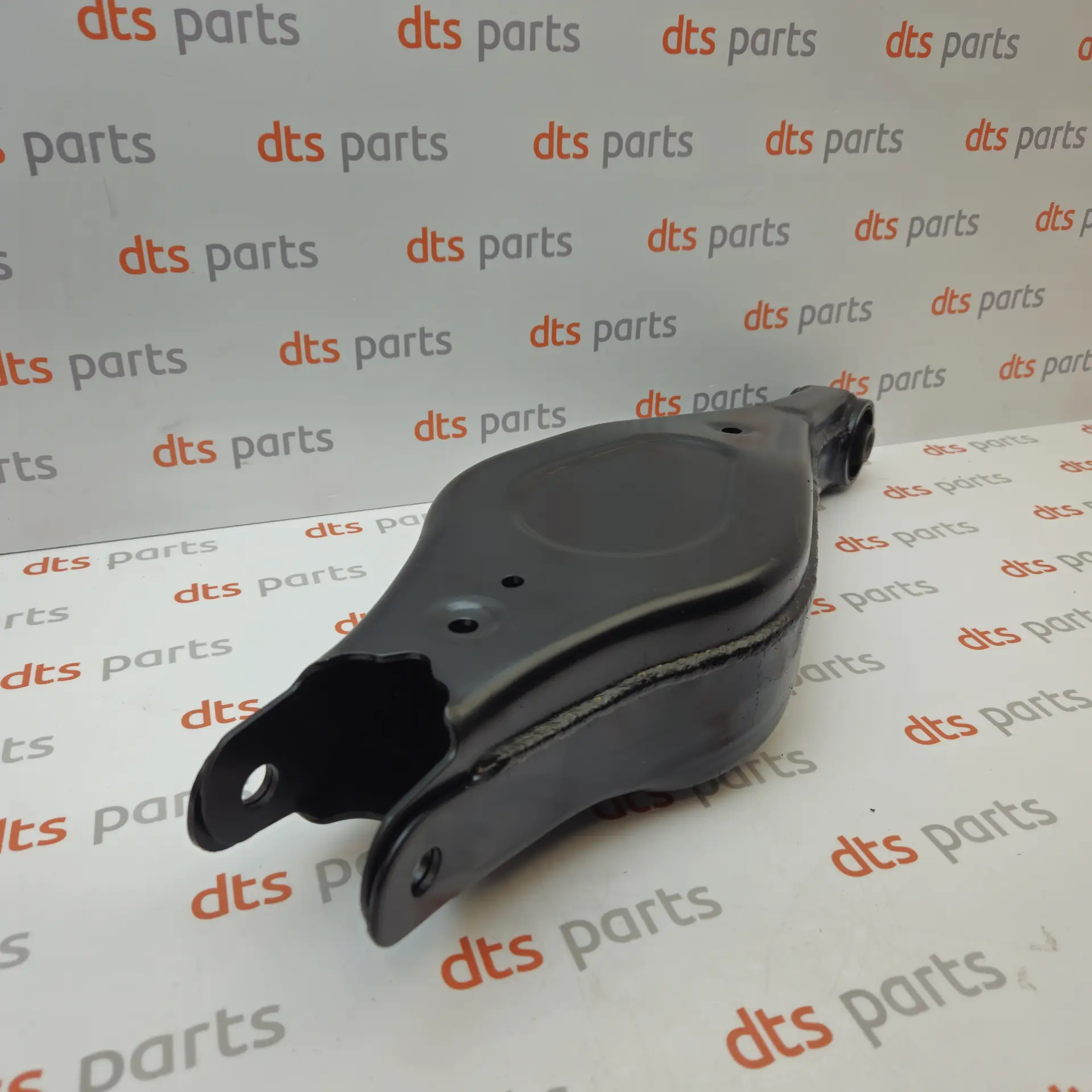 OEM Kia 552104D170 – Lower left control arm