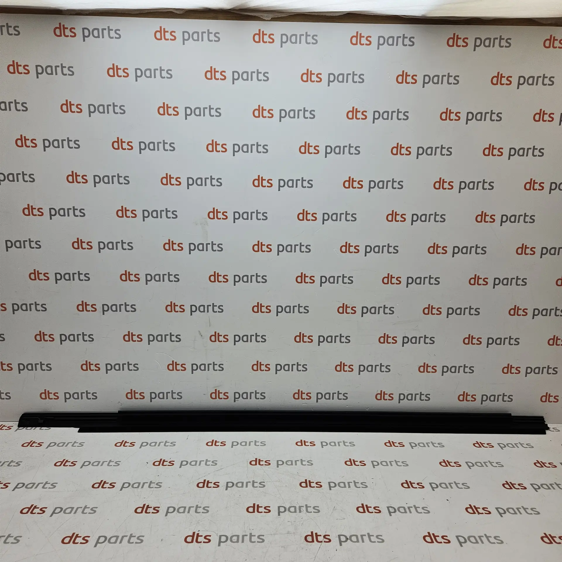 OEM Mitsubishi 5727A358 – Front right door protection moulding