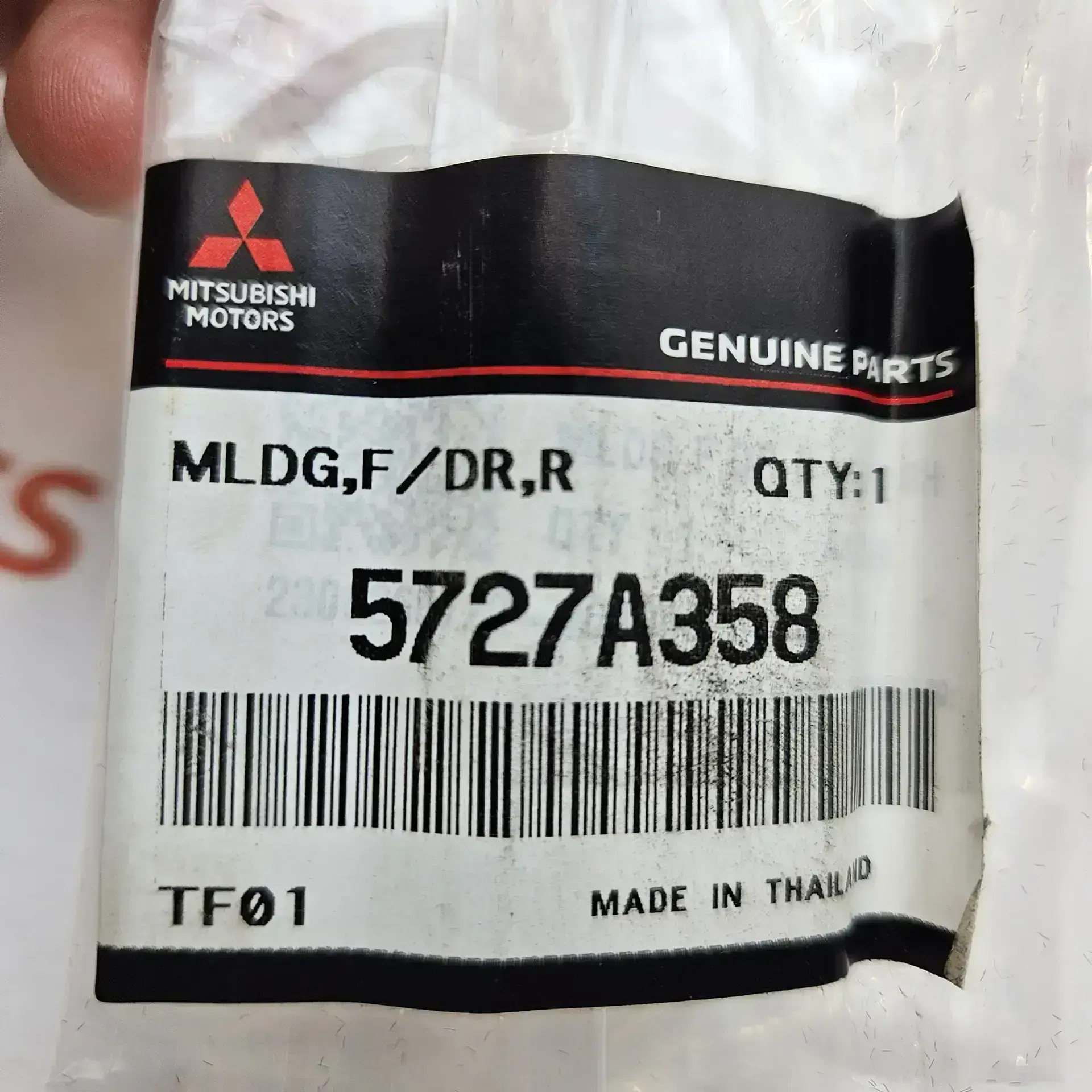OEM Mitsubishi 5727A358 – Front right door protection moulding