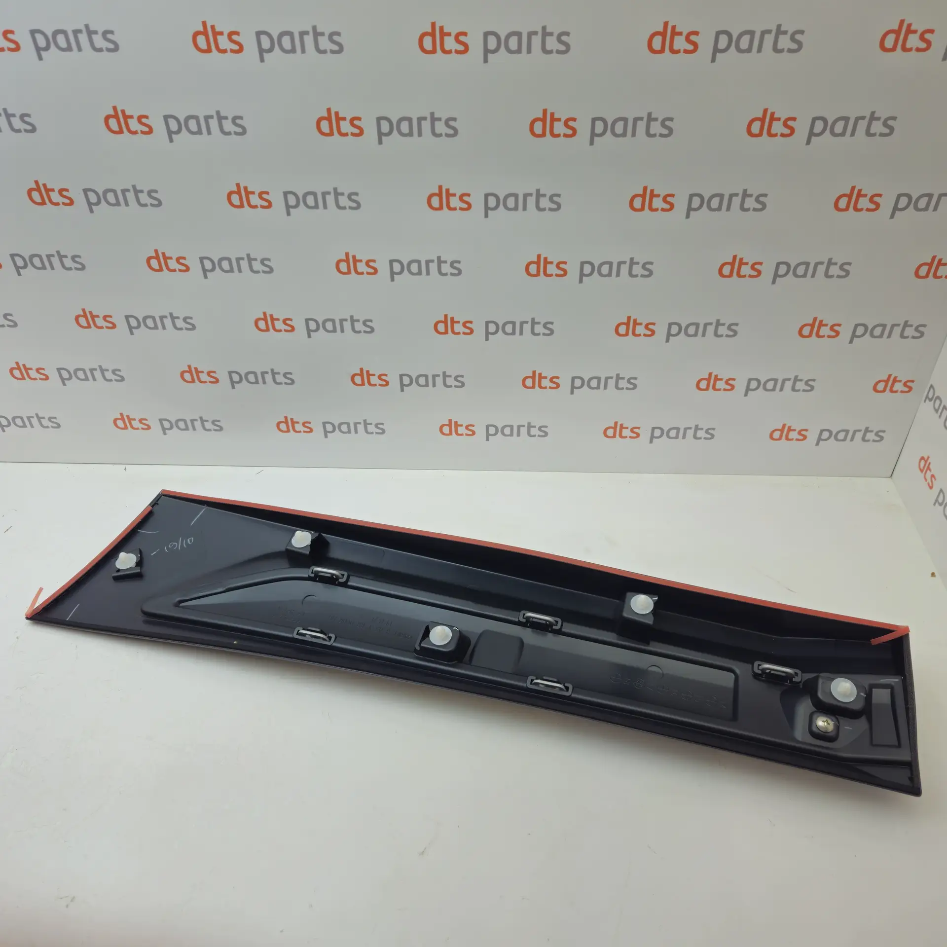 OEM Mitsubishi 5757A516 – Rear right door garnish
