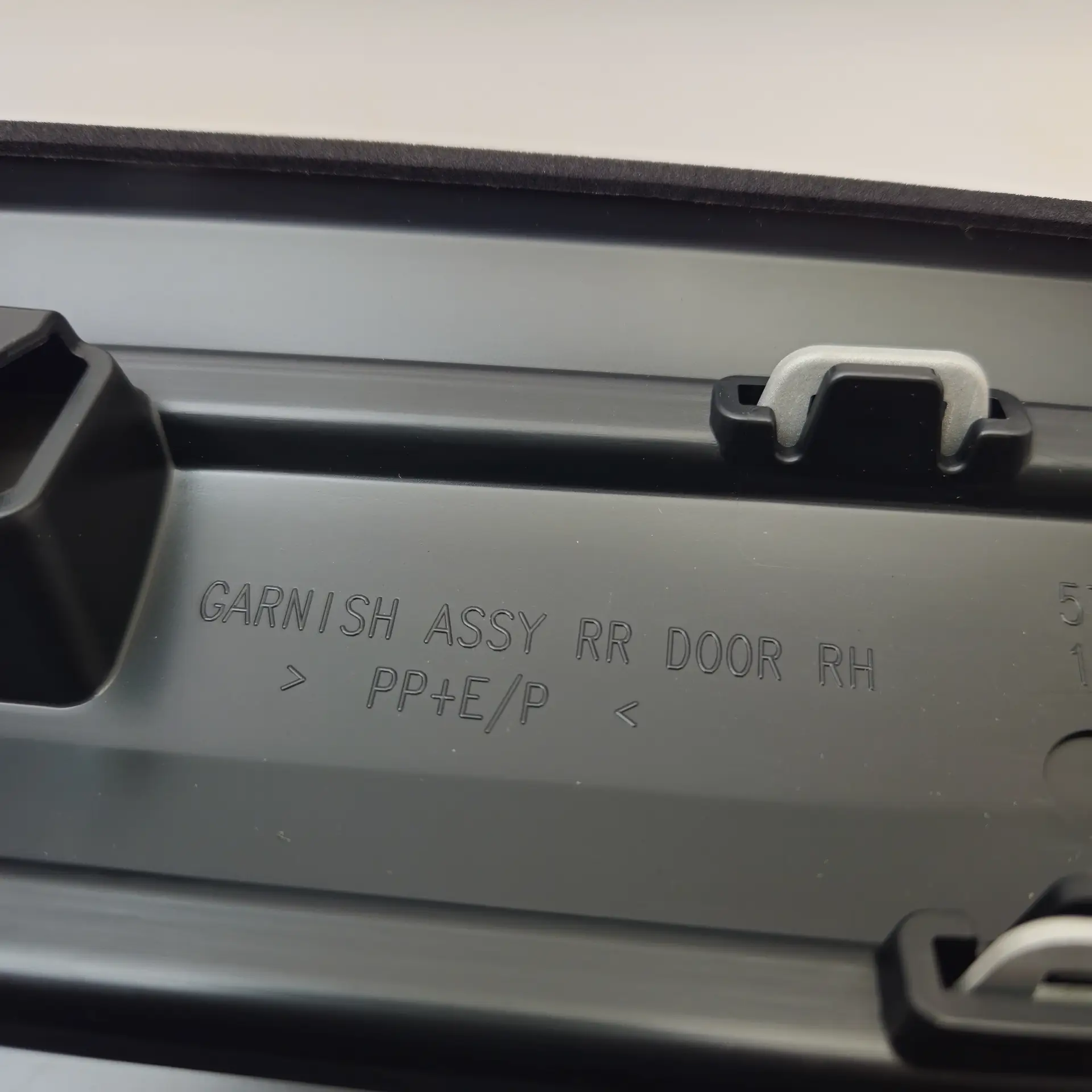 OEM Mitsubishi 5757A516 – Rear right door garnish