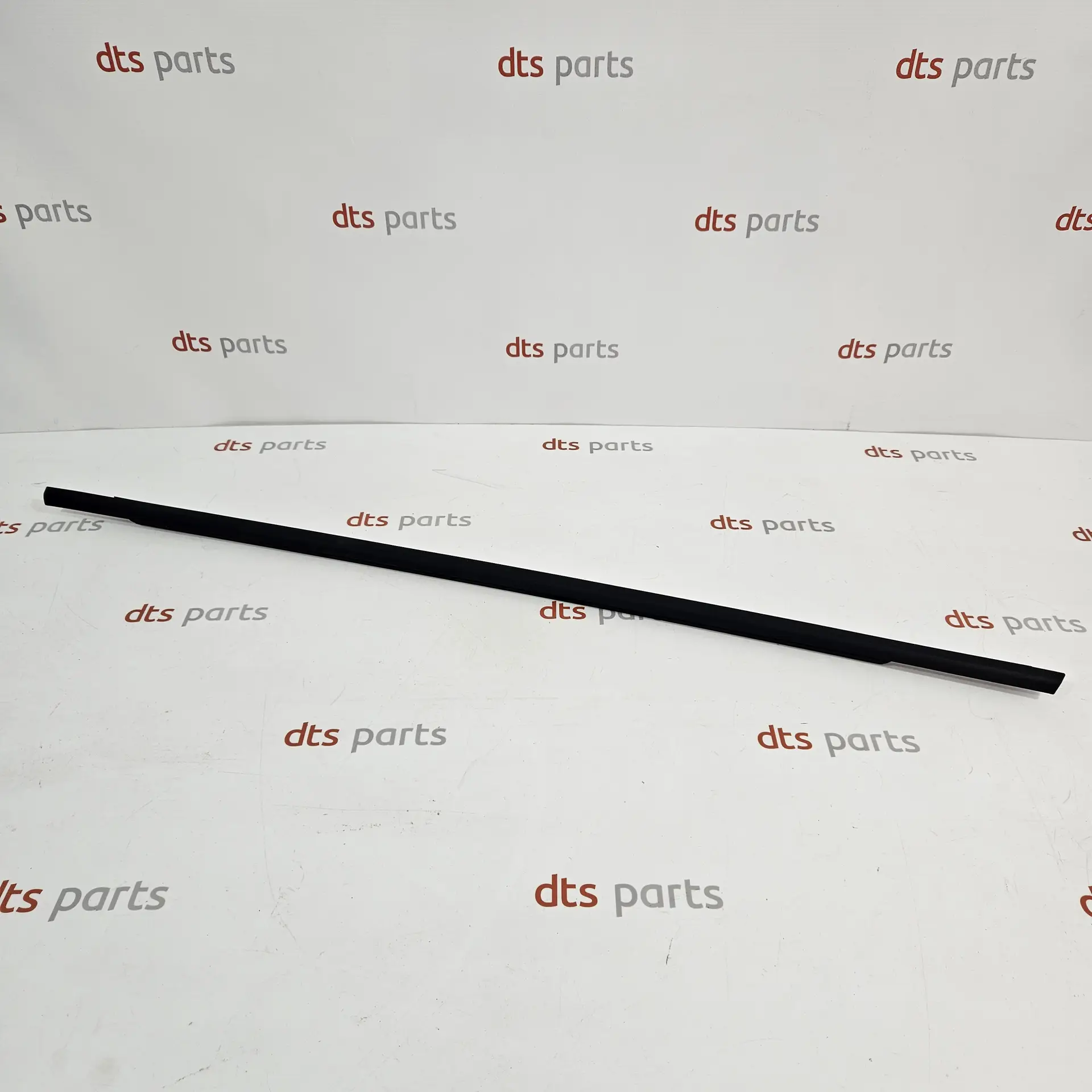 OEM VAG 575839478D5AP – Rear window seal trim, right outside Skoda Karoq