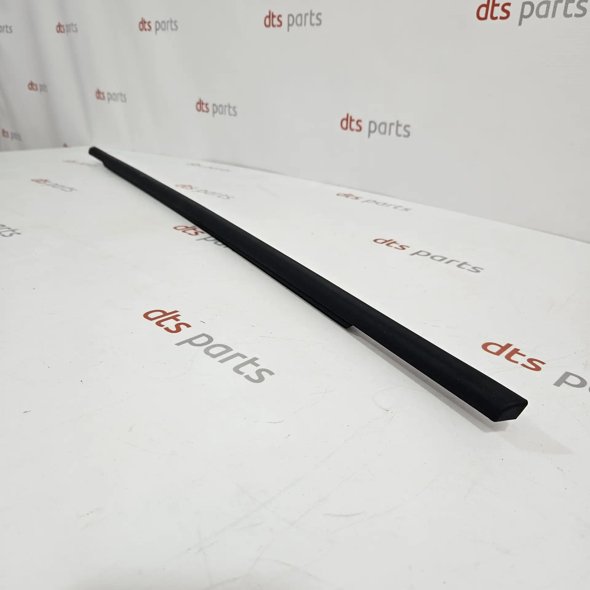 OEM VAG 575839478D5AP – Rear window seal trim, right outside Skoda Karoq