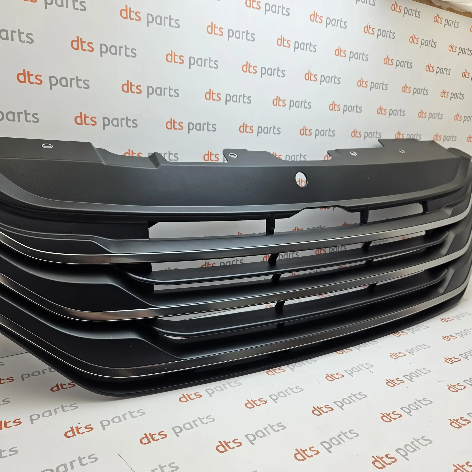 OEM Iveco 5802799786 – Front upper chrome radiator grille