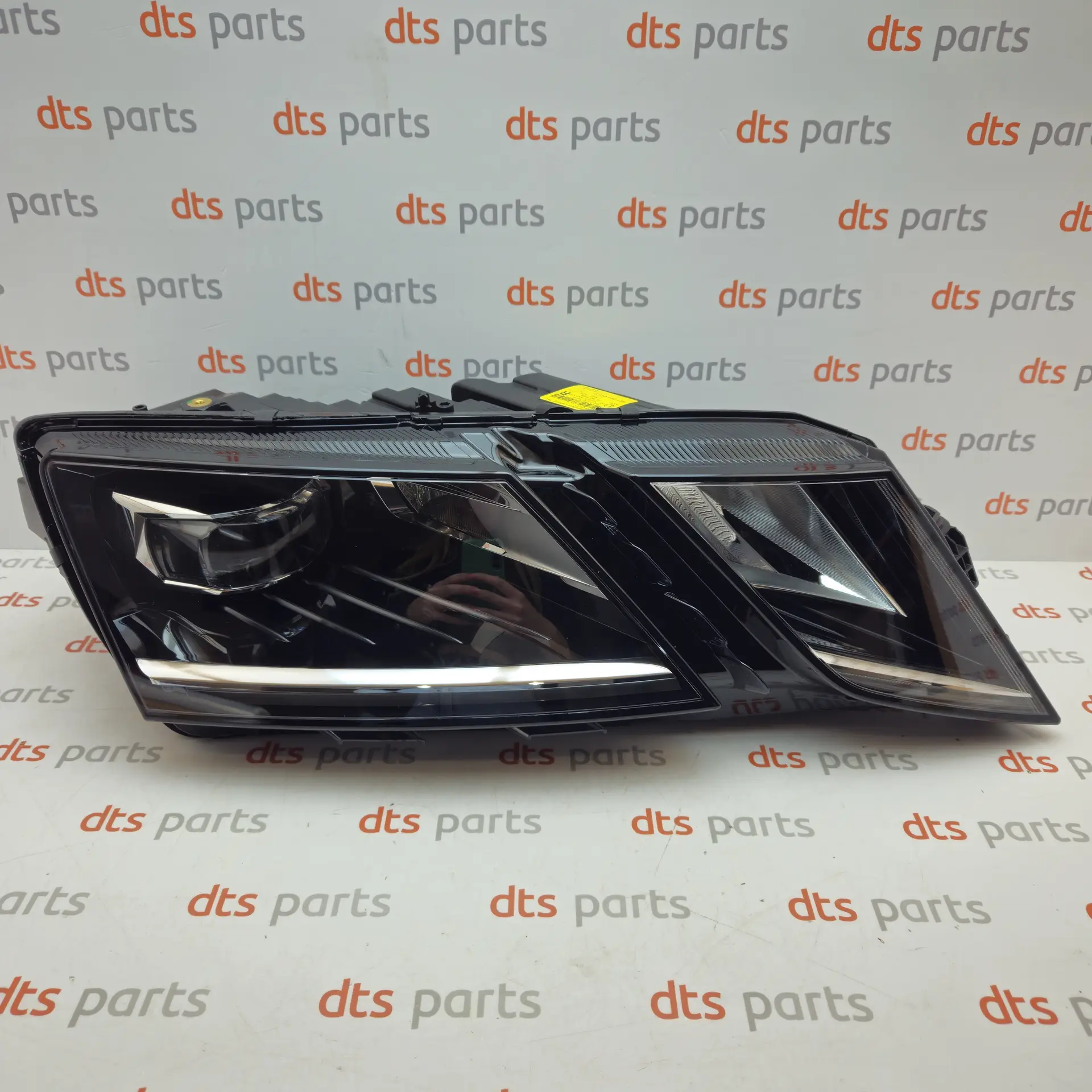 OEM Skoda 5E1941016E – Front right led headlight