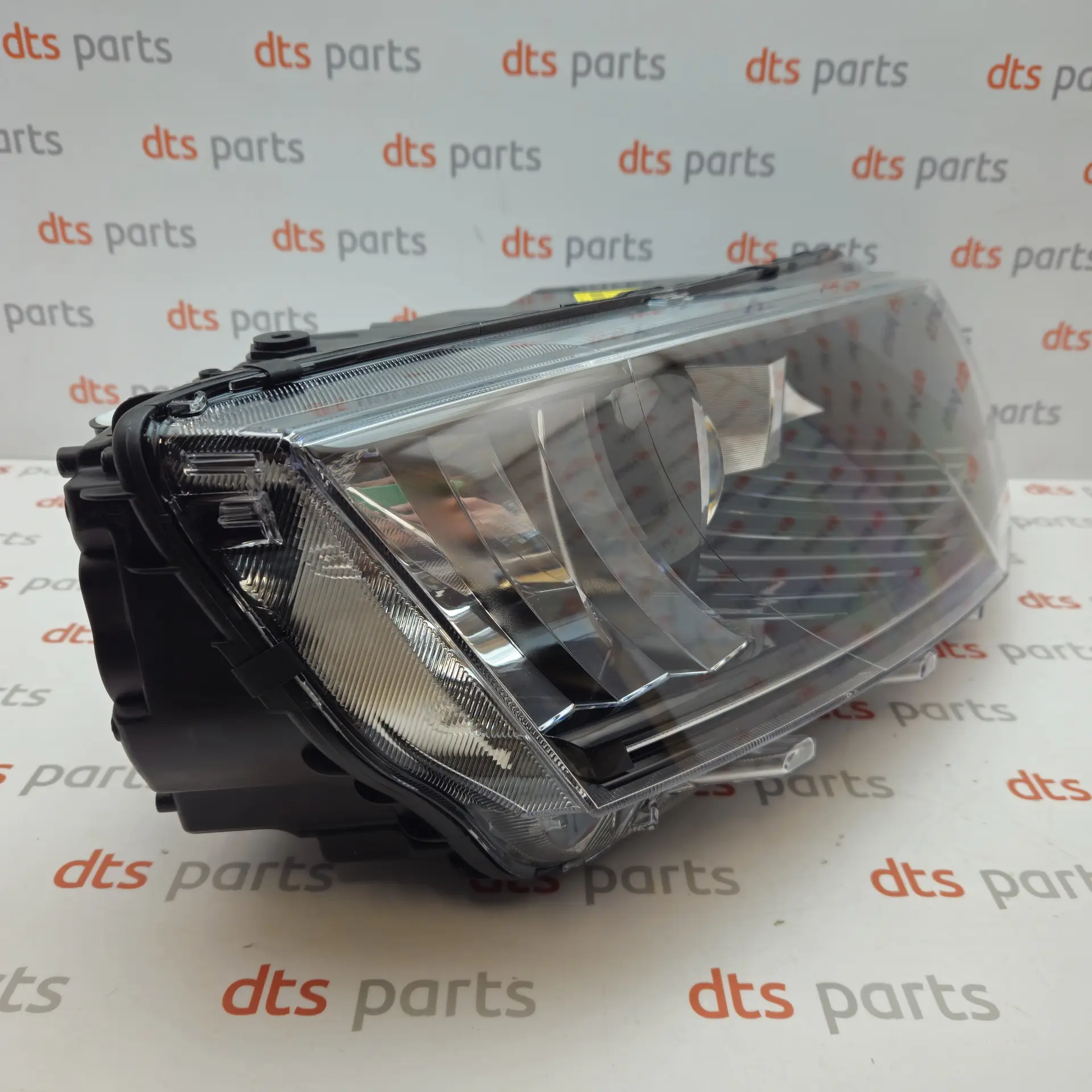 OEM Skoda 5E1941018B – Front right headlight