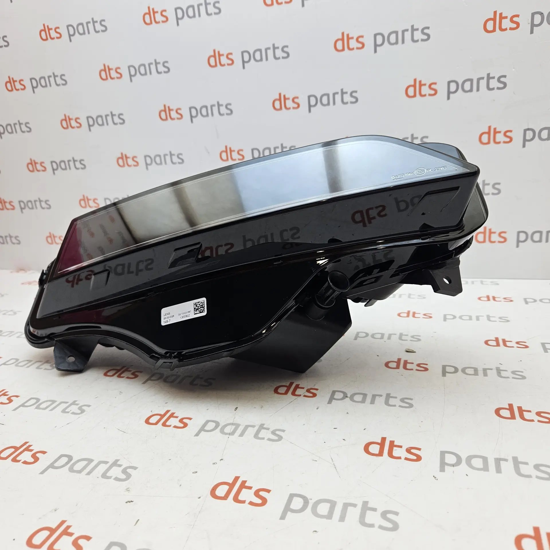 OEM VAG 5E3941700 – Front right led fog light lamp assembly