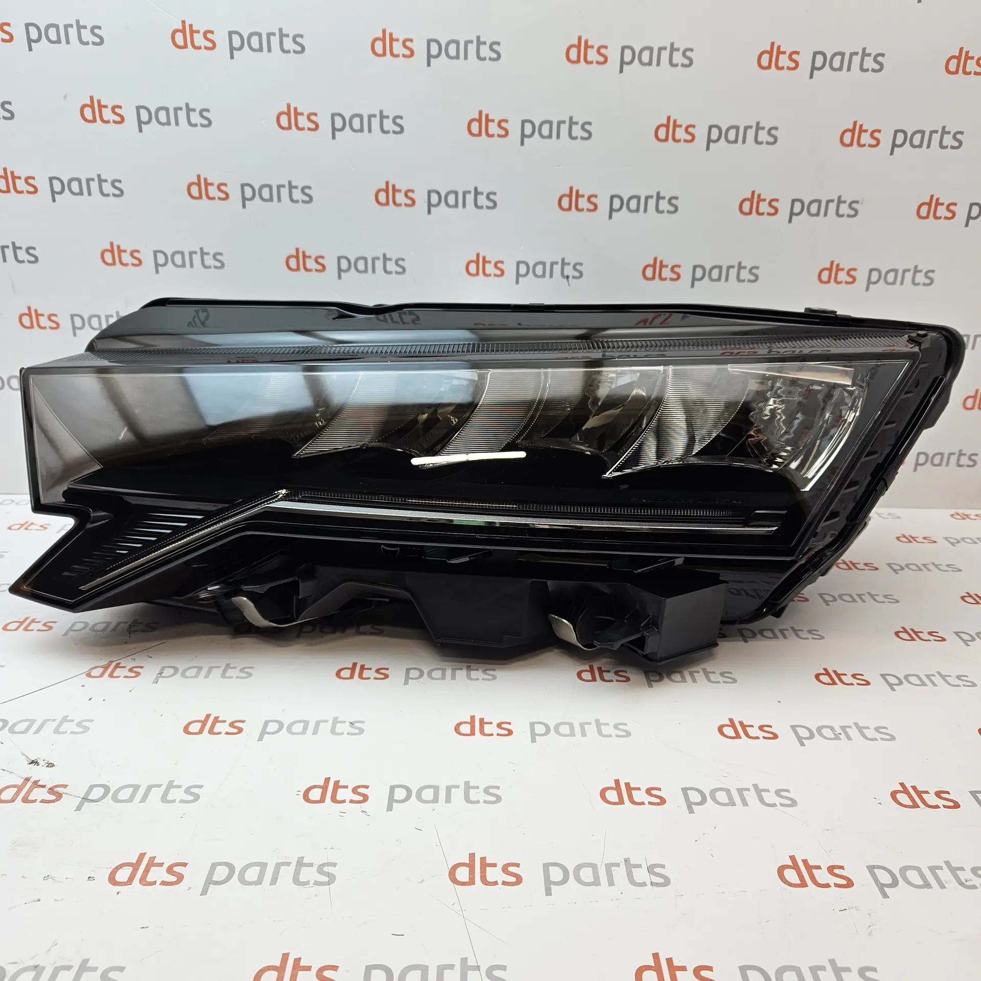 OEM VAG 5E4941009 – Front headlight