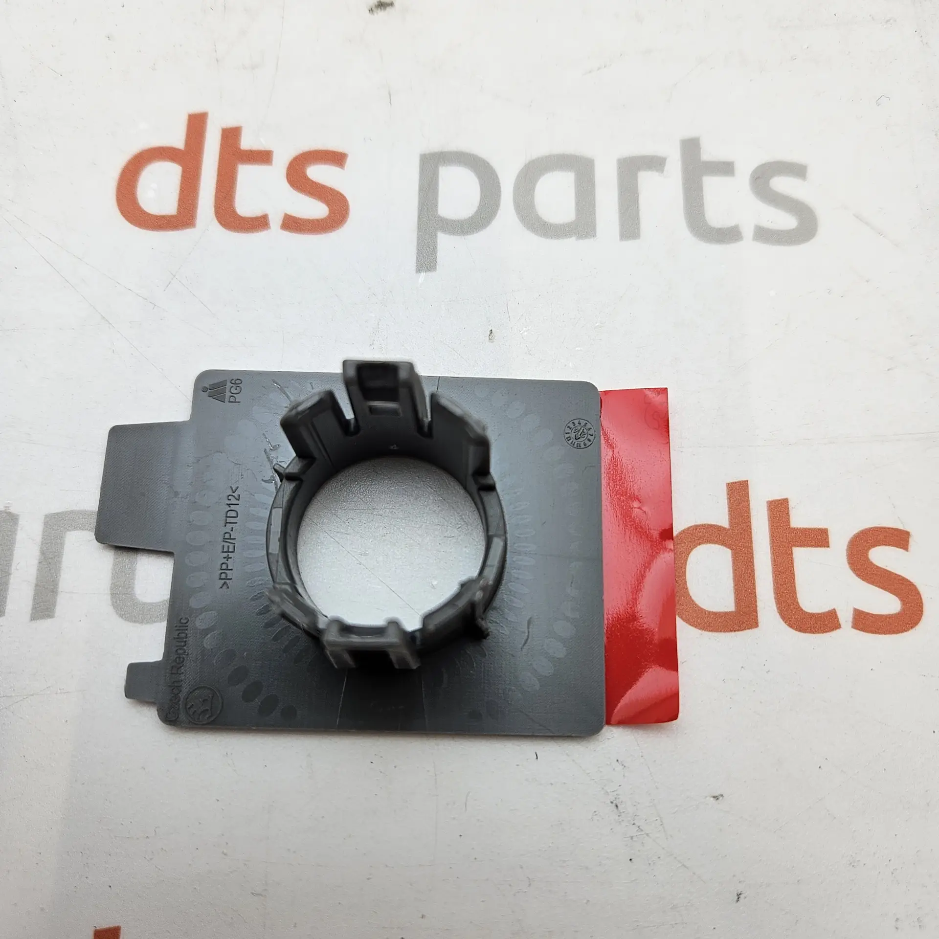 OEM Skoda 5E6919485 – Rear left inner parking sensor bracekt