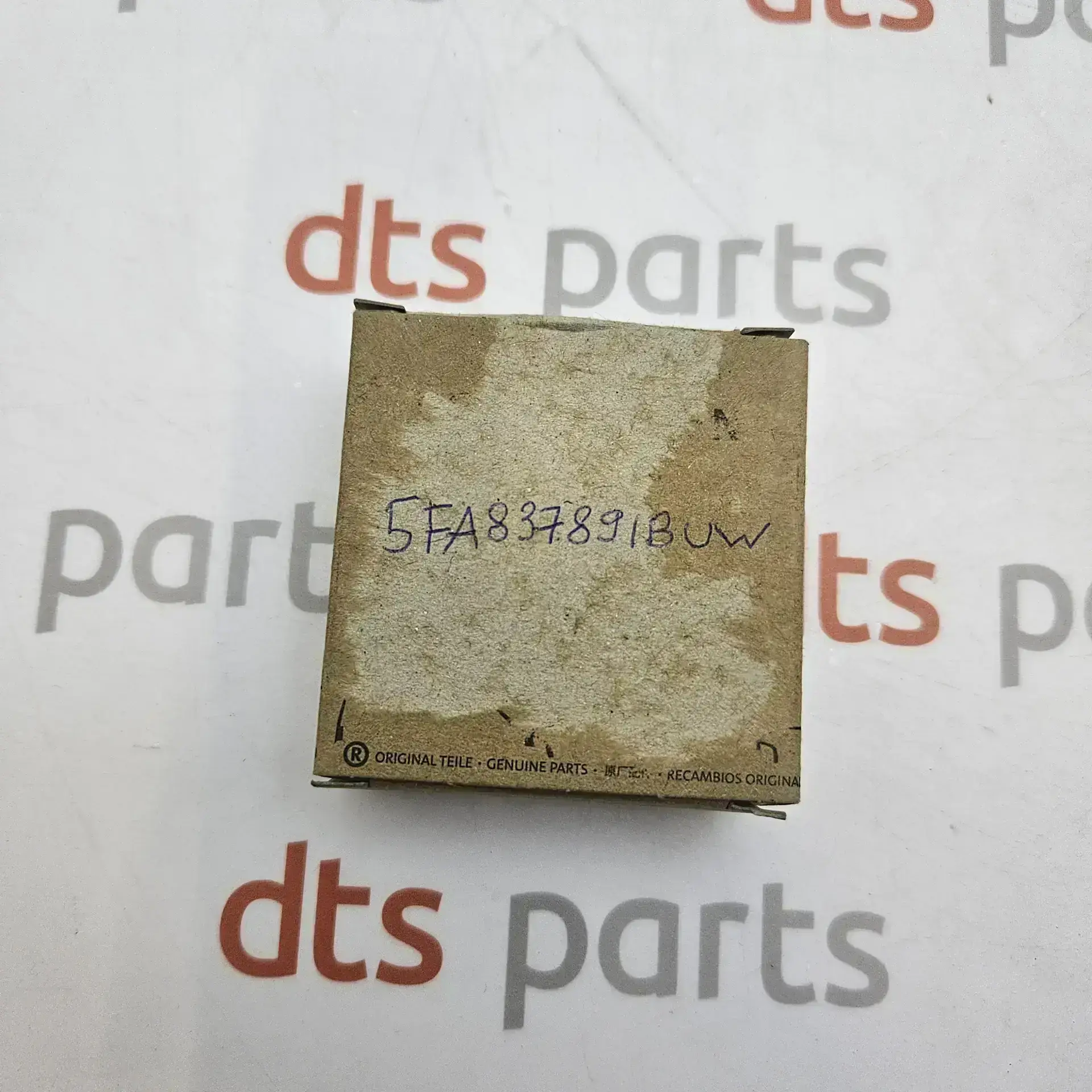 OEM VAG 5FA837891BUW – Seat emblem