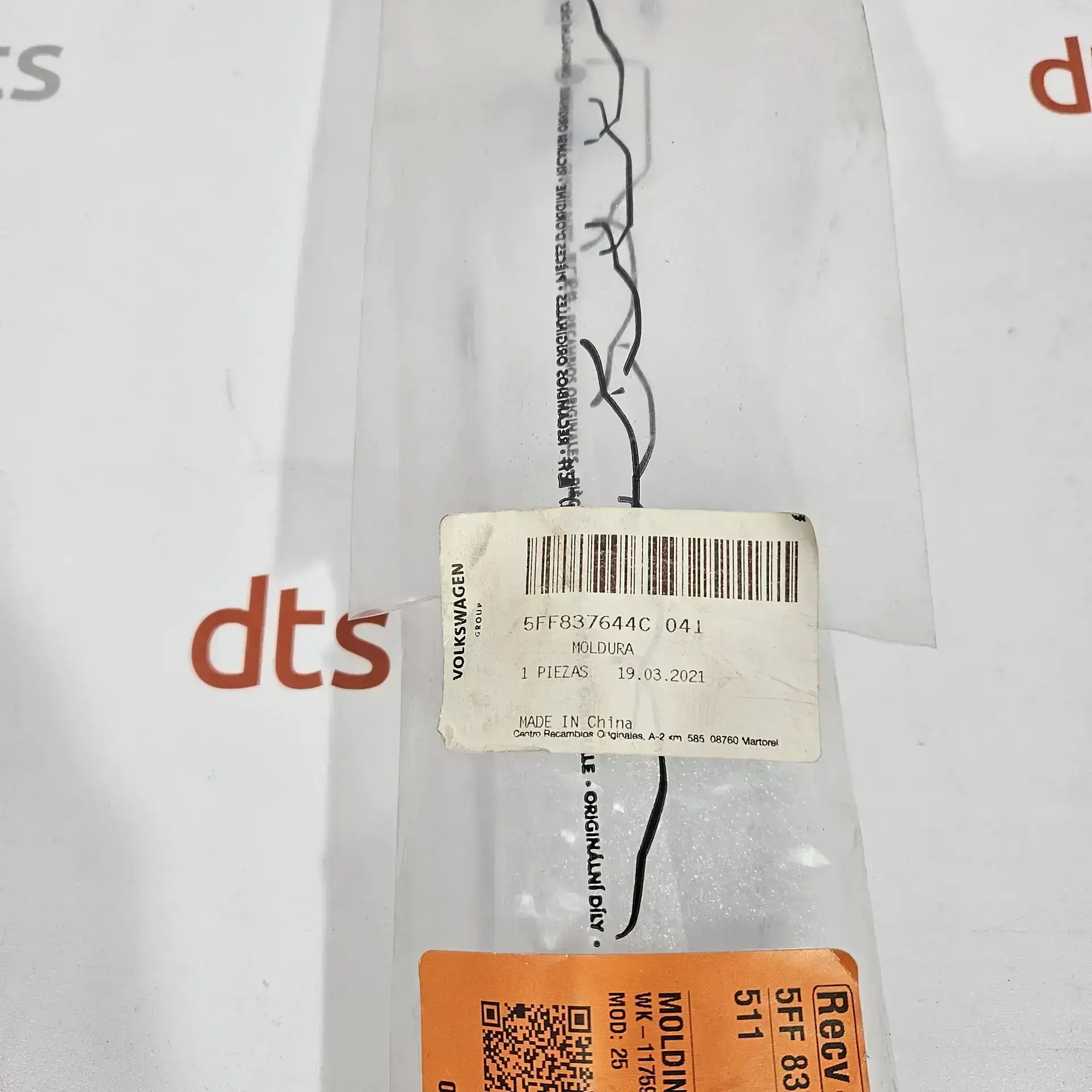 OEM VAG 5FF837644C041 – Front right door strip