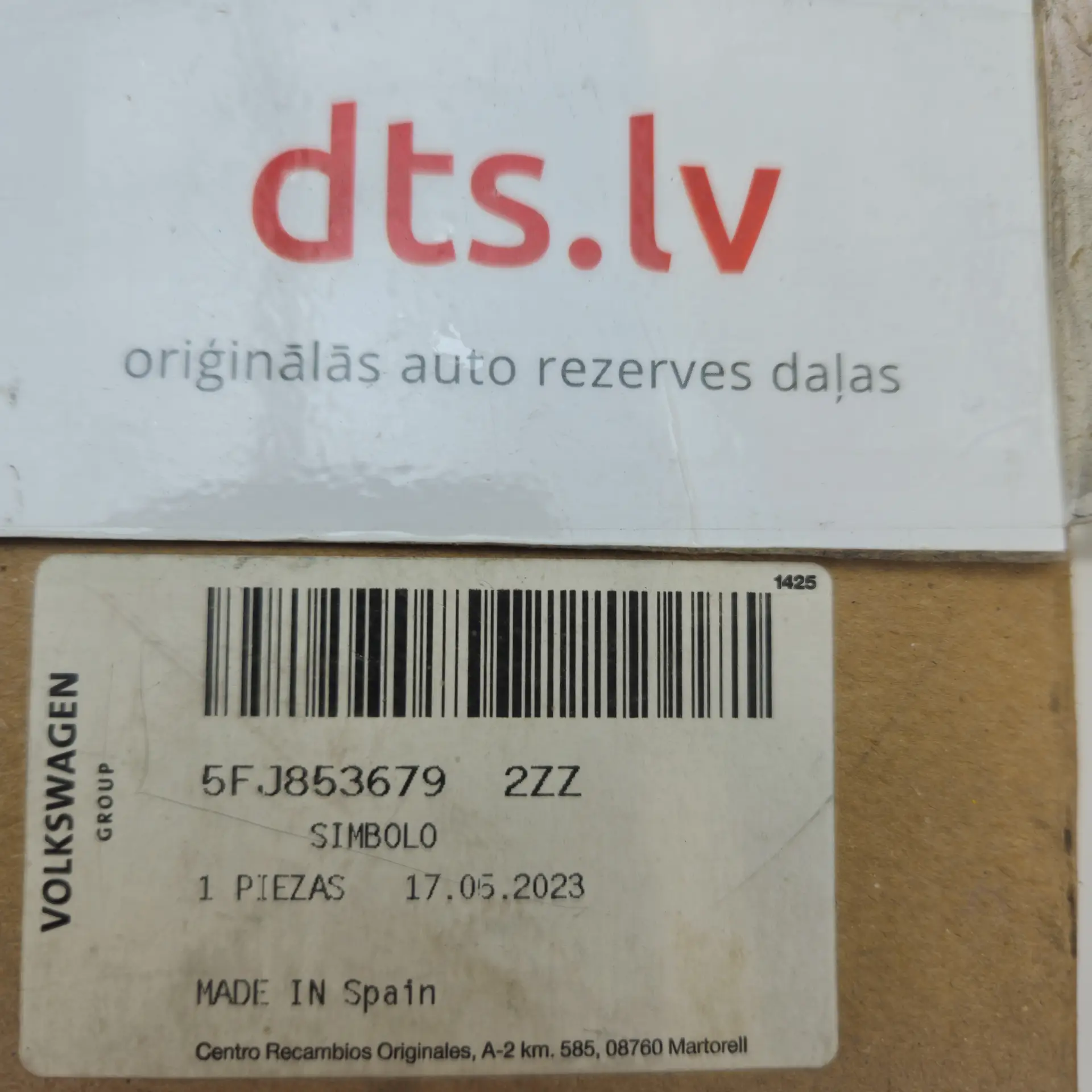 OEM VAG 5FJ8536792ZZ – Front radiator grille chrome logo emblem