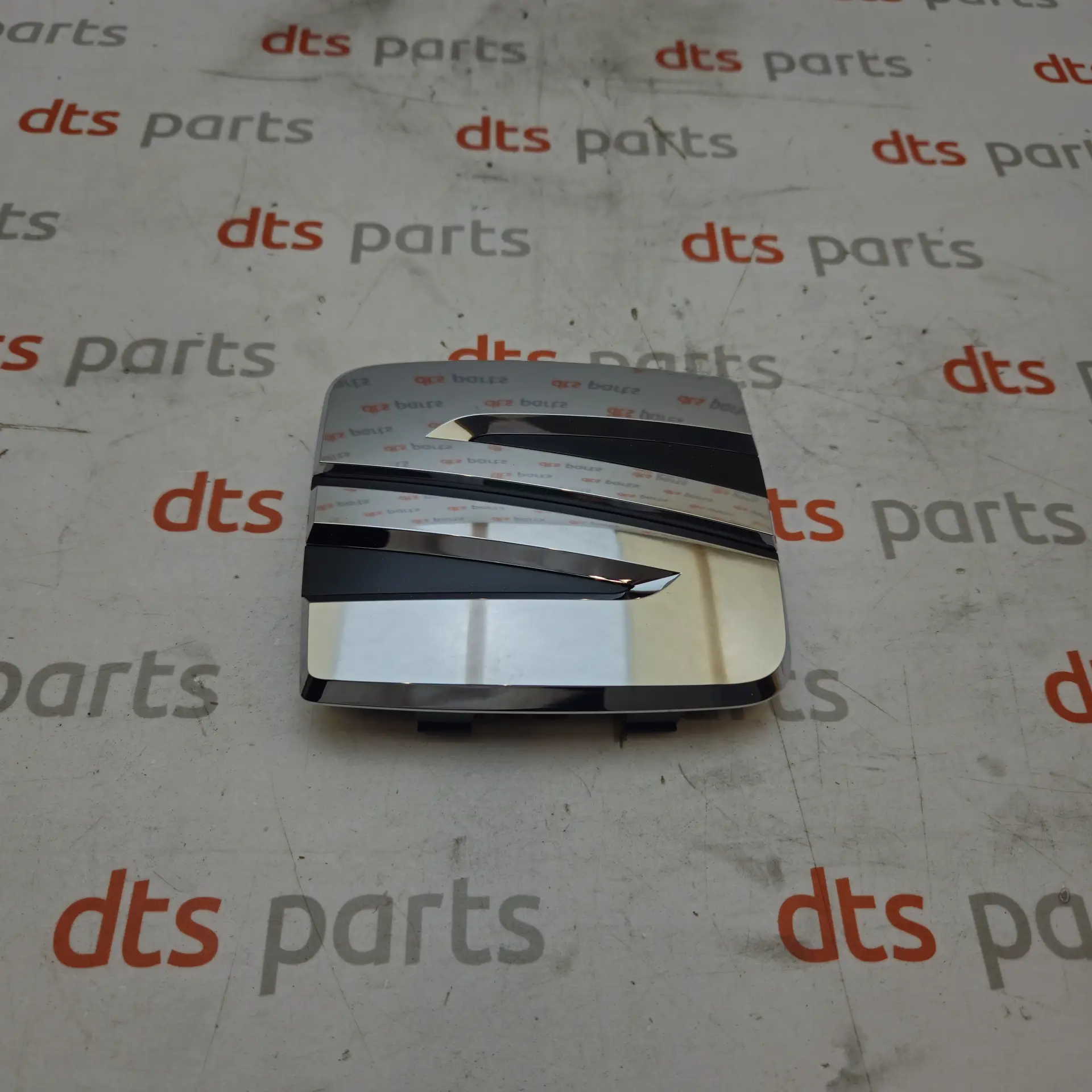 OEM VAG 5FJ8536792ZZ – Front radiator grille chrome logo emblem