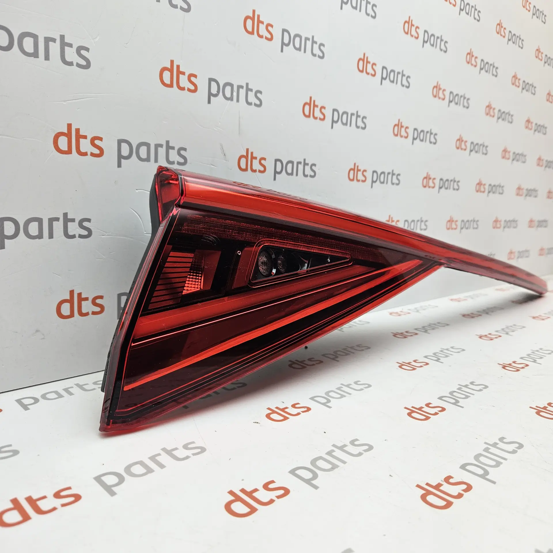 OEM Seat 5FJ945095 – Rear left (driver-side) LED tail light assembly