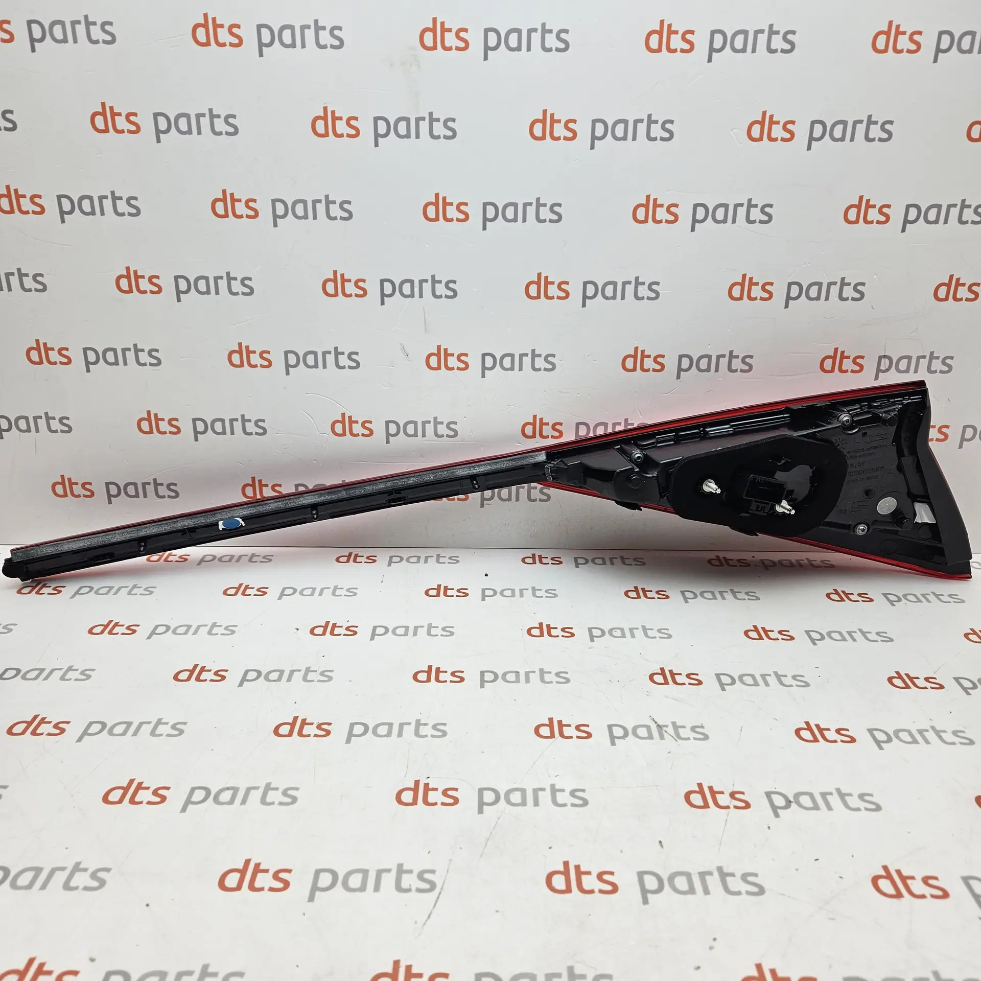OEM Seat 5FJ945095 – Rear left (driver-side) LED tail light assembly