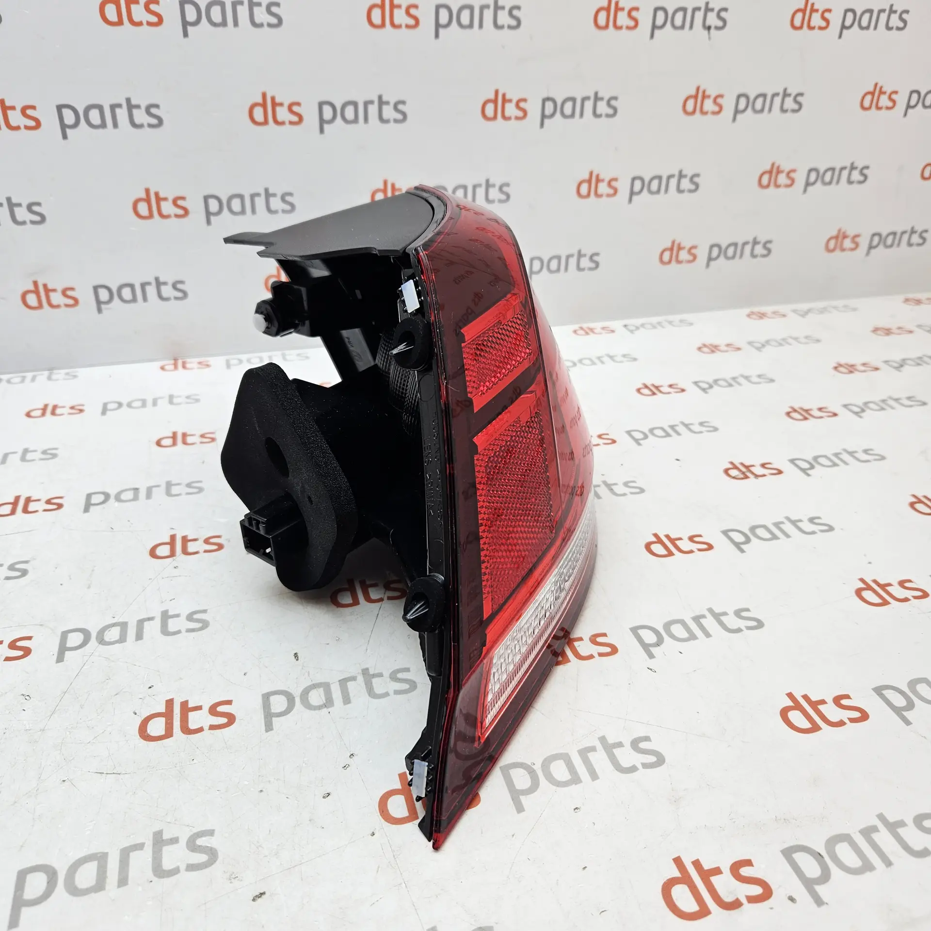 OEM VAG 5G9945095E – Left outer rear tail light lamp assembly