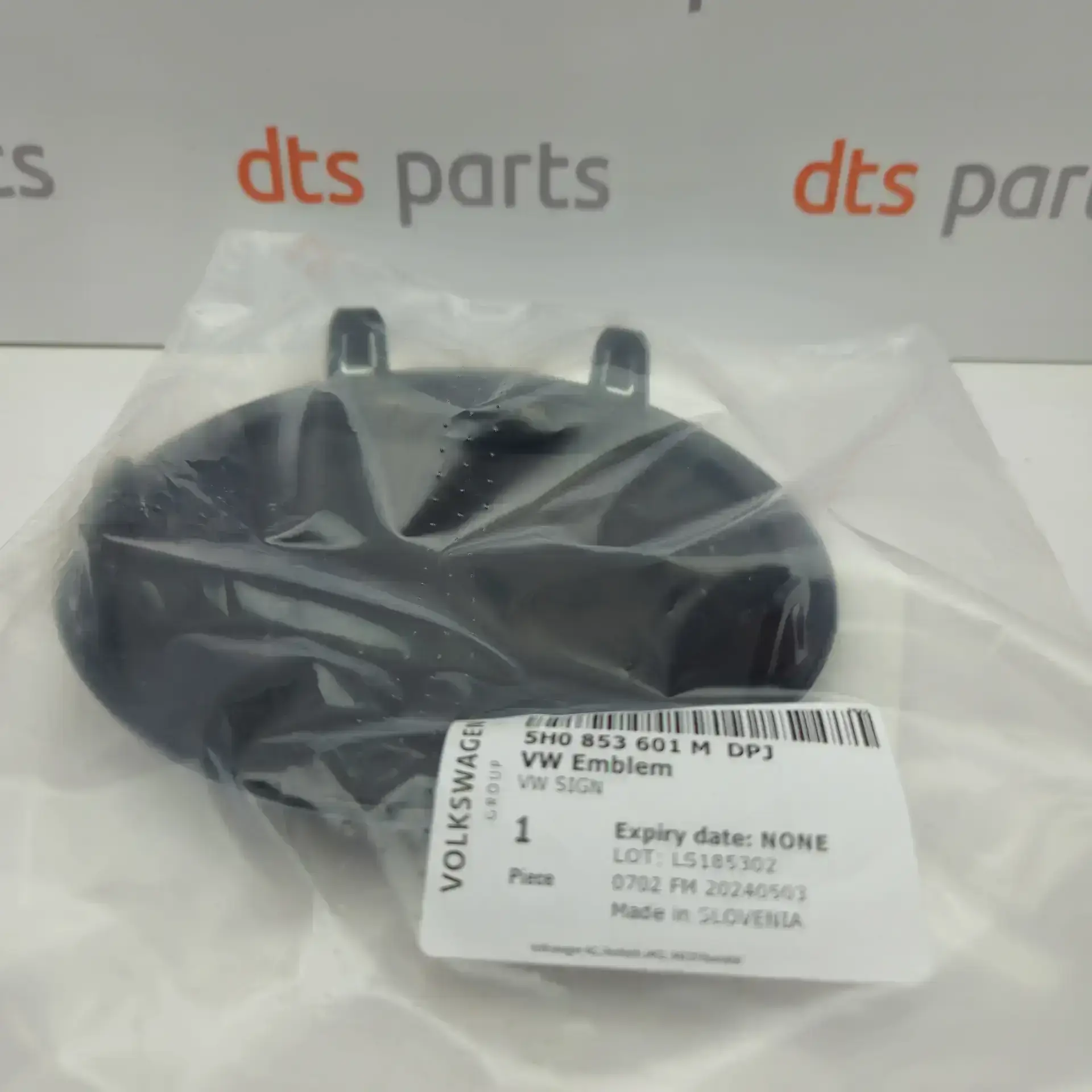 OEM Volkswagen 5H0853601MDPJ – Front grille emblem