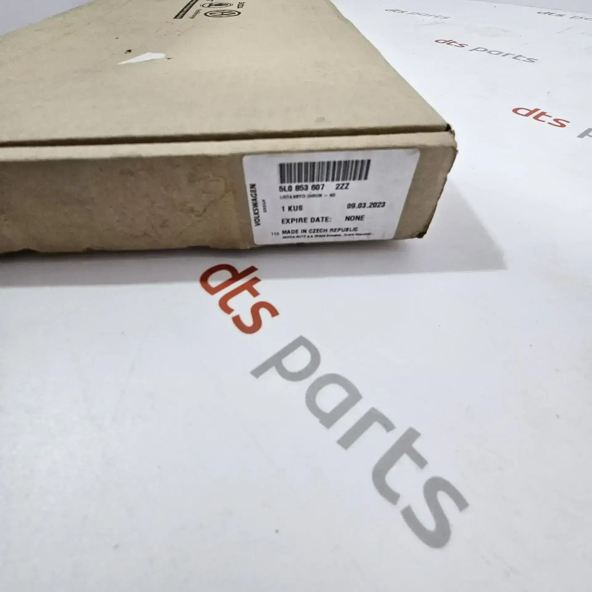 OEM VAG 5L08536072ZZ – Front radiator grille