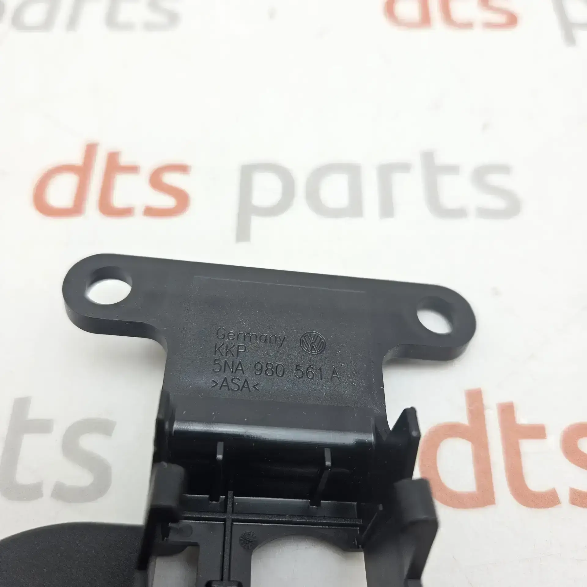 OEM VAG 5NA980561A9B9 – Front camera mount