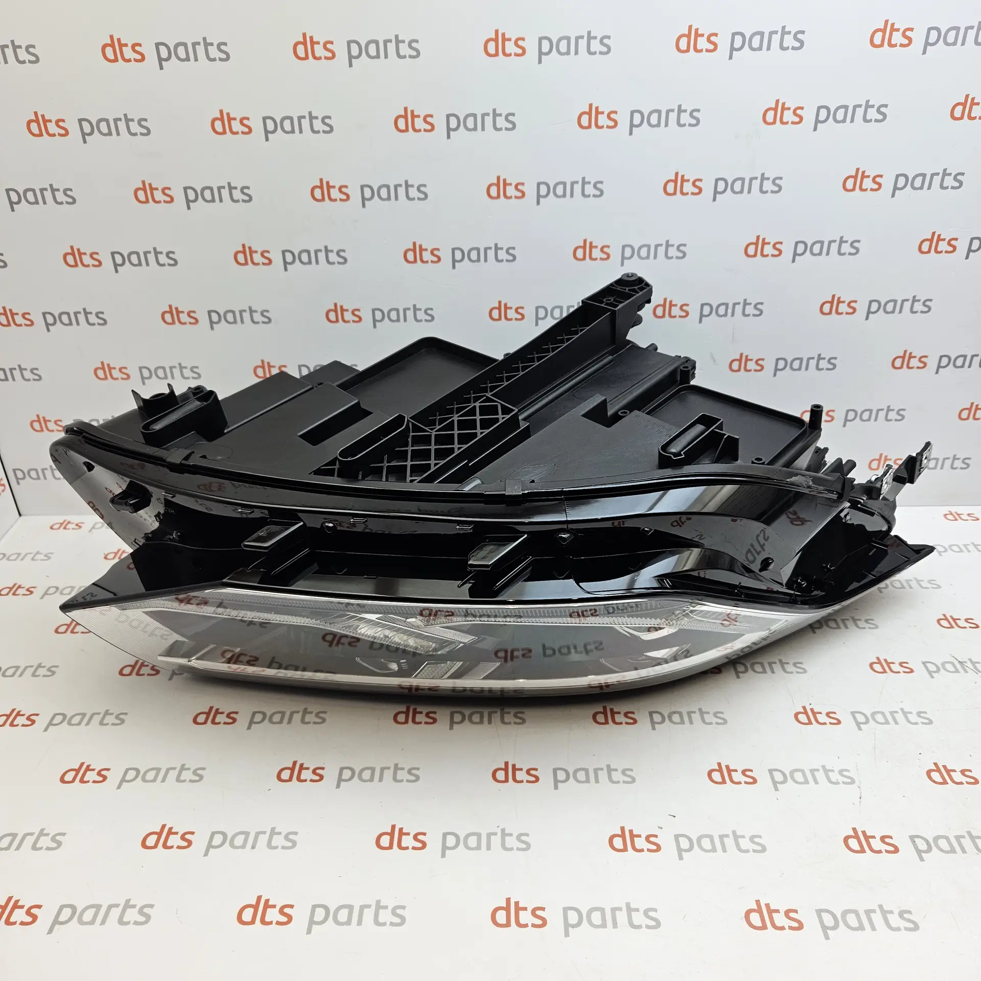 OEM Volkswagen 5NB941114F – Front right headlight