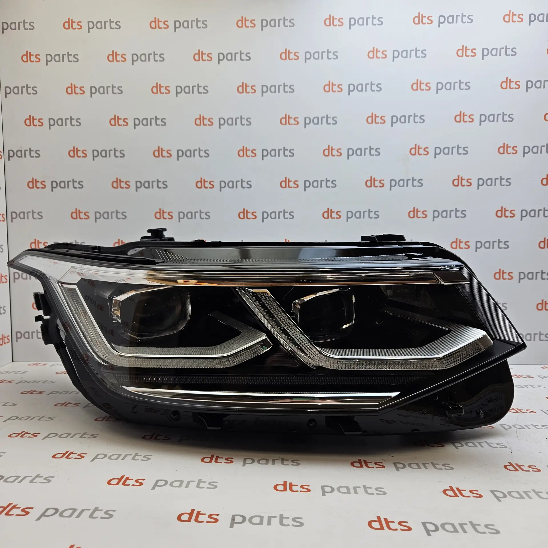 OEM Volkswagen 5NB941114F – Front right headlight