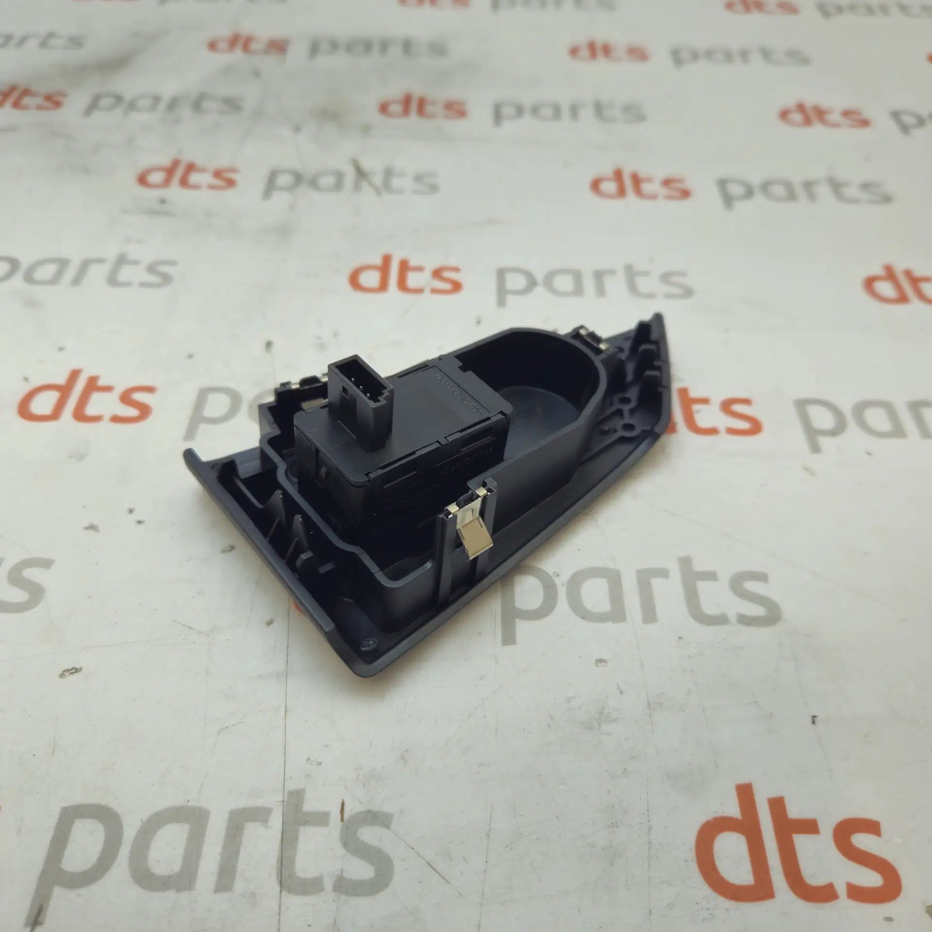 OEM BMW 61318029901 – Rear passenger door power window switch with bezel assembly
