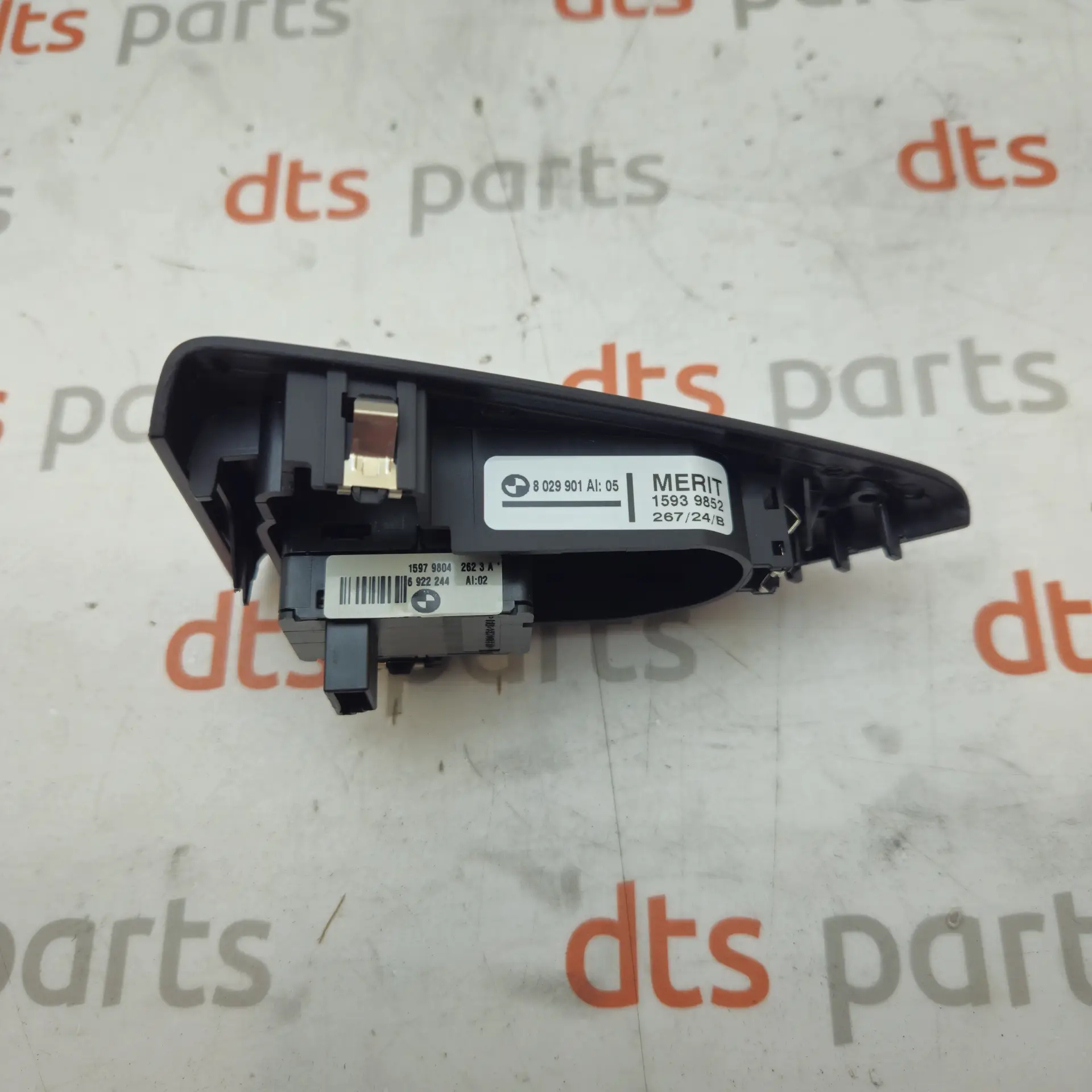OEM BMW 61318029901 – Rear passenger door power window switch with bezel assembly