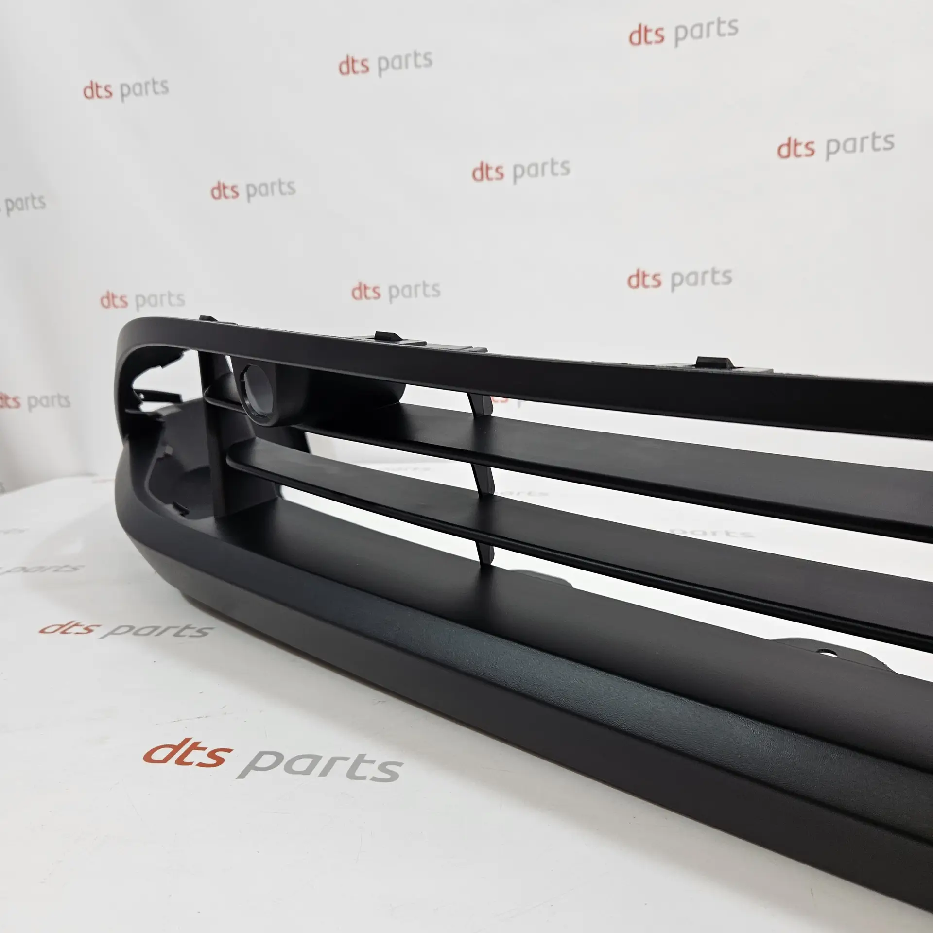 OEM Nissan 620266UA0A – Front bumper lower grill