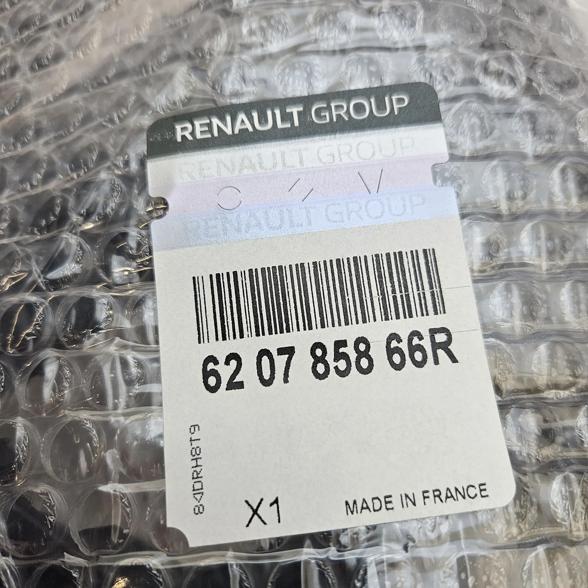 OEM Renault 620785866R – Front bumper upper molding / radiator grille